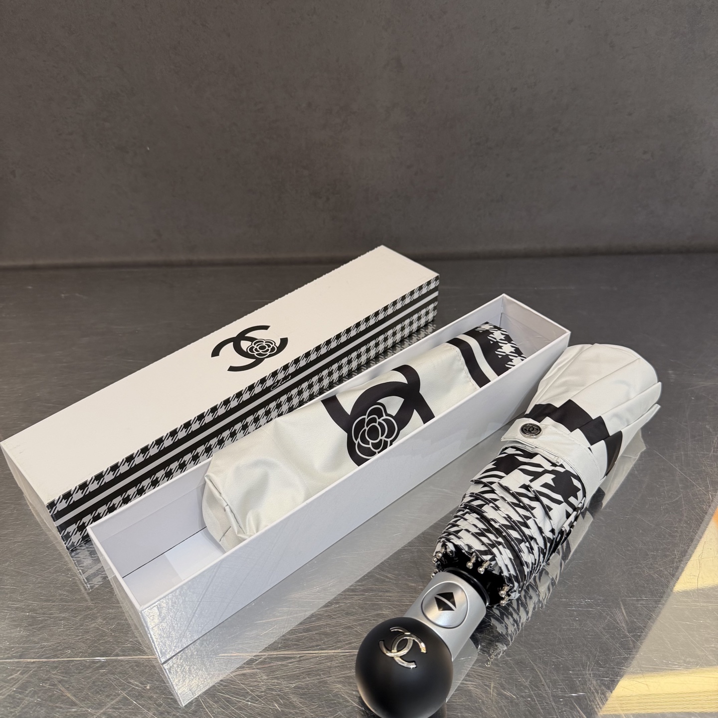 CHANEL（香奈儿）新款三折自动折叠晴雨伞 做工精细 气质 时尚 炒鸡好看！防紫外线 人手必备 ！