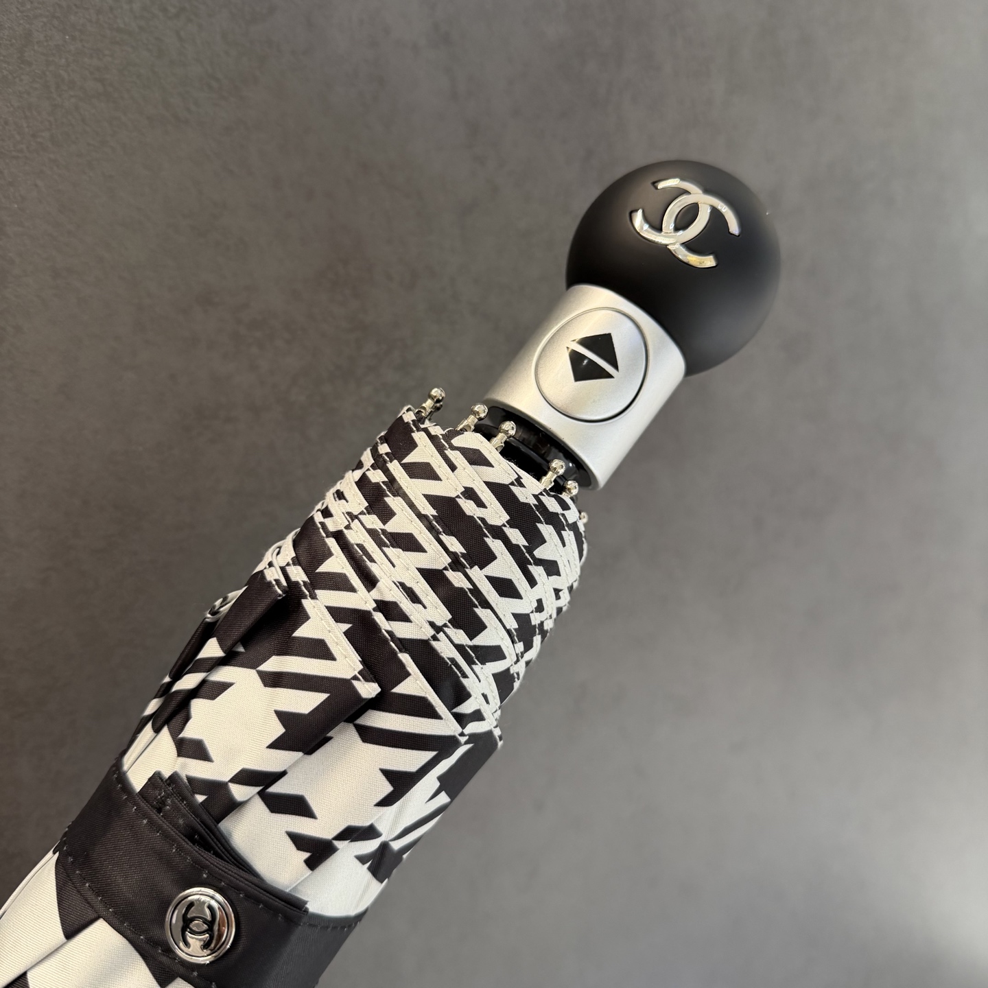 CHANEL（香奈儿）新款三折自动折叠晴雨伞 做工精细 气质 时尚 炒鸡好看！防紫外线 人手必备 ！