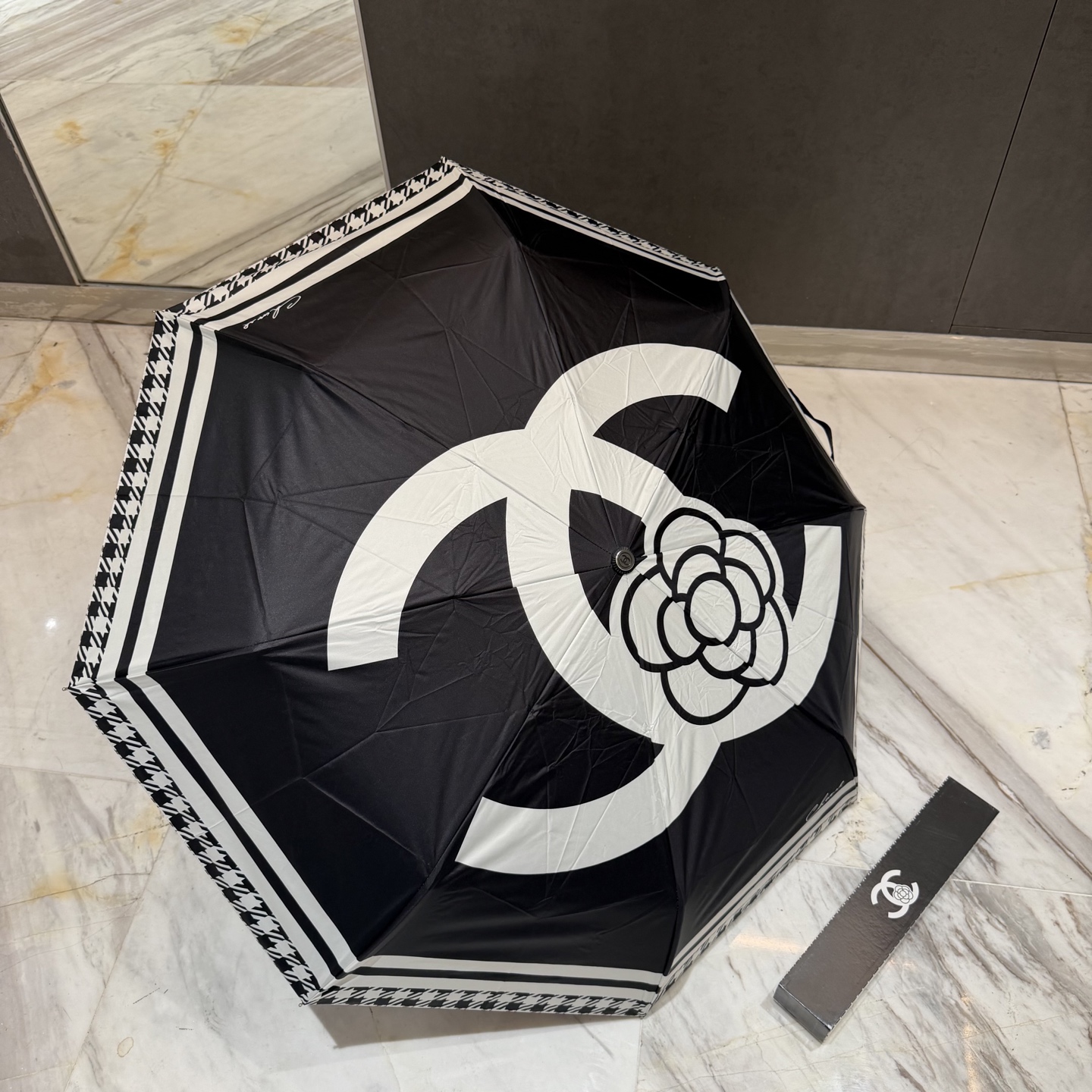 CHANEL（香奈儿）新款三折自动折叠晴雨伞 做工精细 气质 时尚 炒鸡好看！防紫外线 人手必备 ！