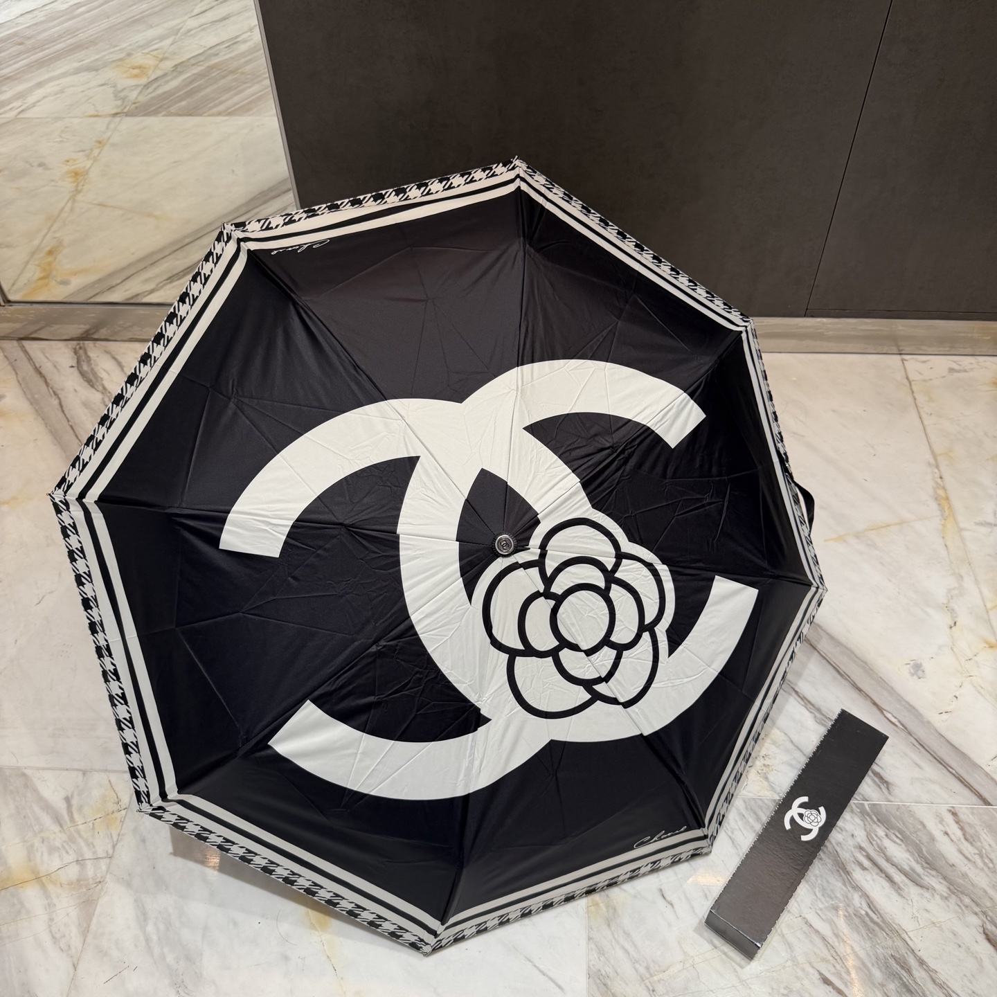 CHANEL（香奈儿）新款三折自动折叠晴雨伞 做工精细 气质 时尚 炒鸡好看！防紫外线 人手必备 ！