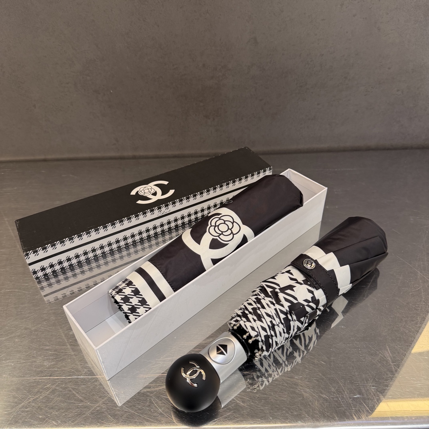 CHANEL（香奈儿）新款三折自动折叠晴雨伞 做工精细 气质 时尚 炒鸡好看！防紫外线 人手必备 ！