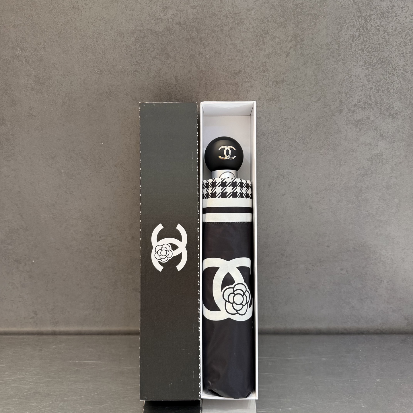 NO:754473,CHANEL (Chanel) new three-fold automatic folding umbrella, fine workmanship, temperament and fashion, the fried chicken looks good!  UV protection is a must-have for everyone!  Umbrella parasol sun umbrella, umbrella, chanel, chanel, umbrellas19860909CHANEL（香奈儿）新款三折自动折叠晴雨伞 做工精细 气质 时尚 炒鸡好看！防紫外线 人手必备 ！雨伞遮阳伞太阳伞,雨伞,chanel,chanel,umbrellas,accessory