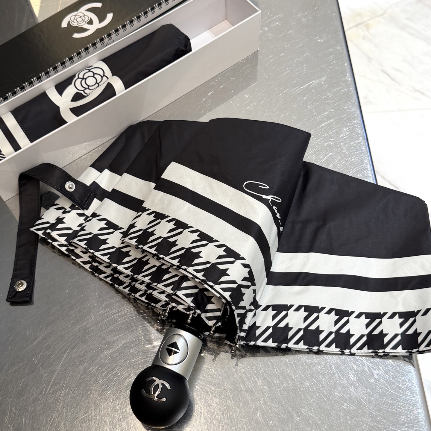 CHANEL（香奈儿）新款三折自动折叠晴雨伞 做工精细 气质 时尚 炒鸡好看！防紫外线 人手必备 ！