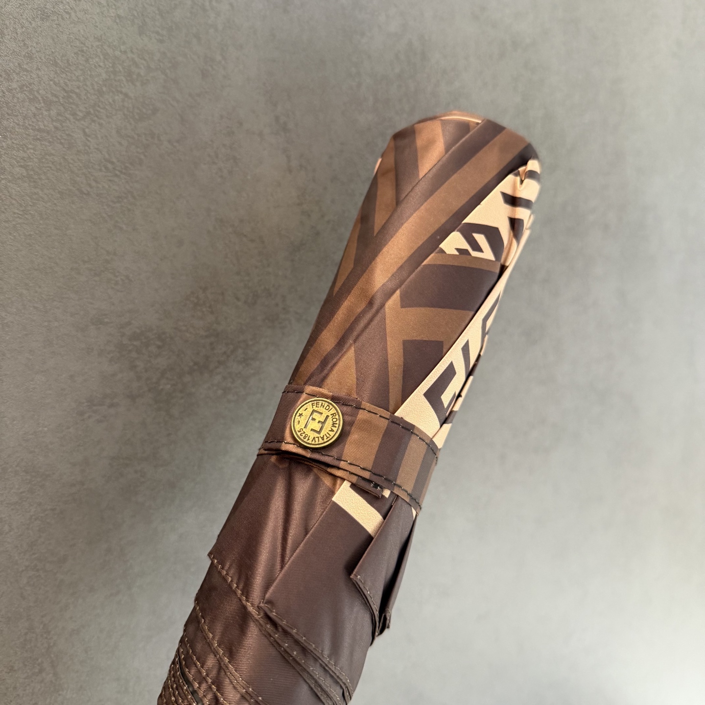 FENDI（芬迪）夏季新款 全自动折叠晴雨伞 黑色涂层防晒有效阻隔紫外线99%，UPF>50 所以能起到