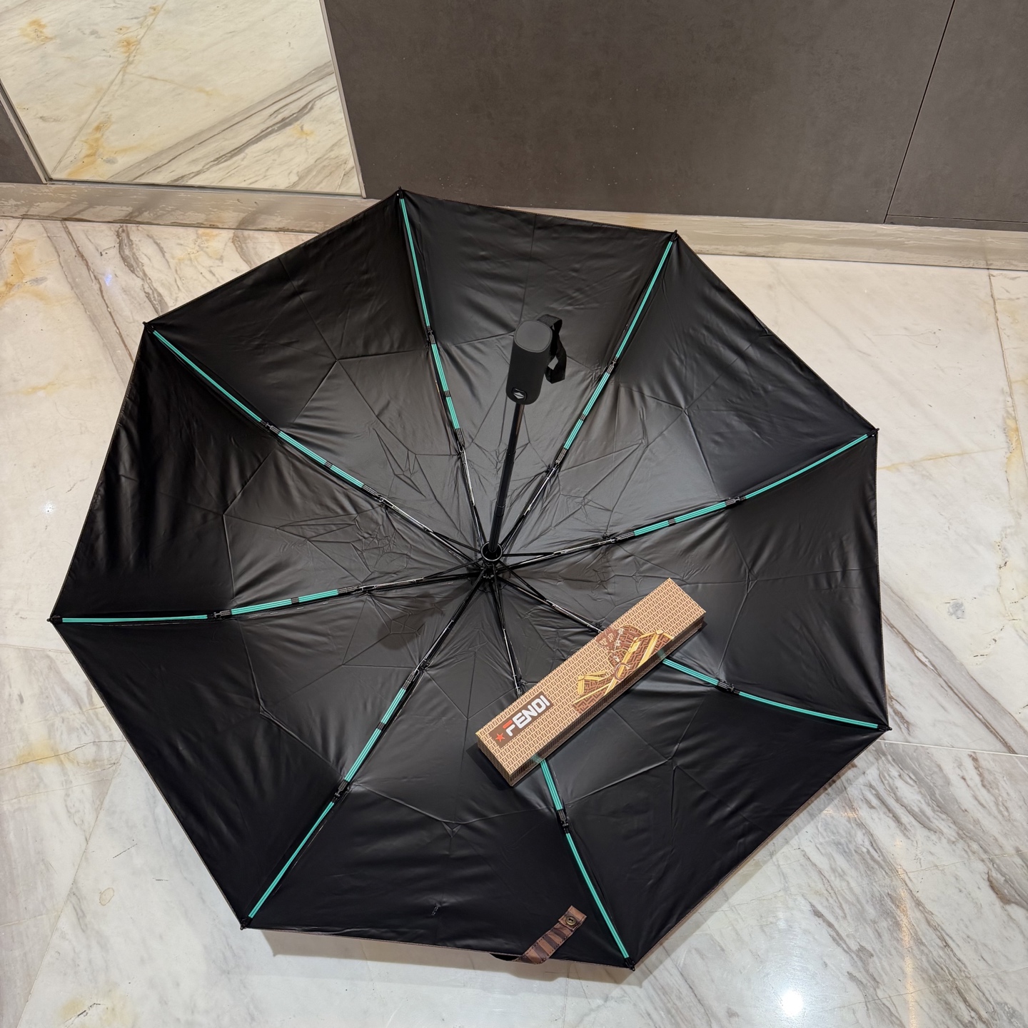 FENDI（芬迪）夏季新款 全自动折叠晴雨伞 黑色涂层防晒有效阻隔紫外线99%，UPF>50 所以能起到