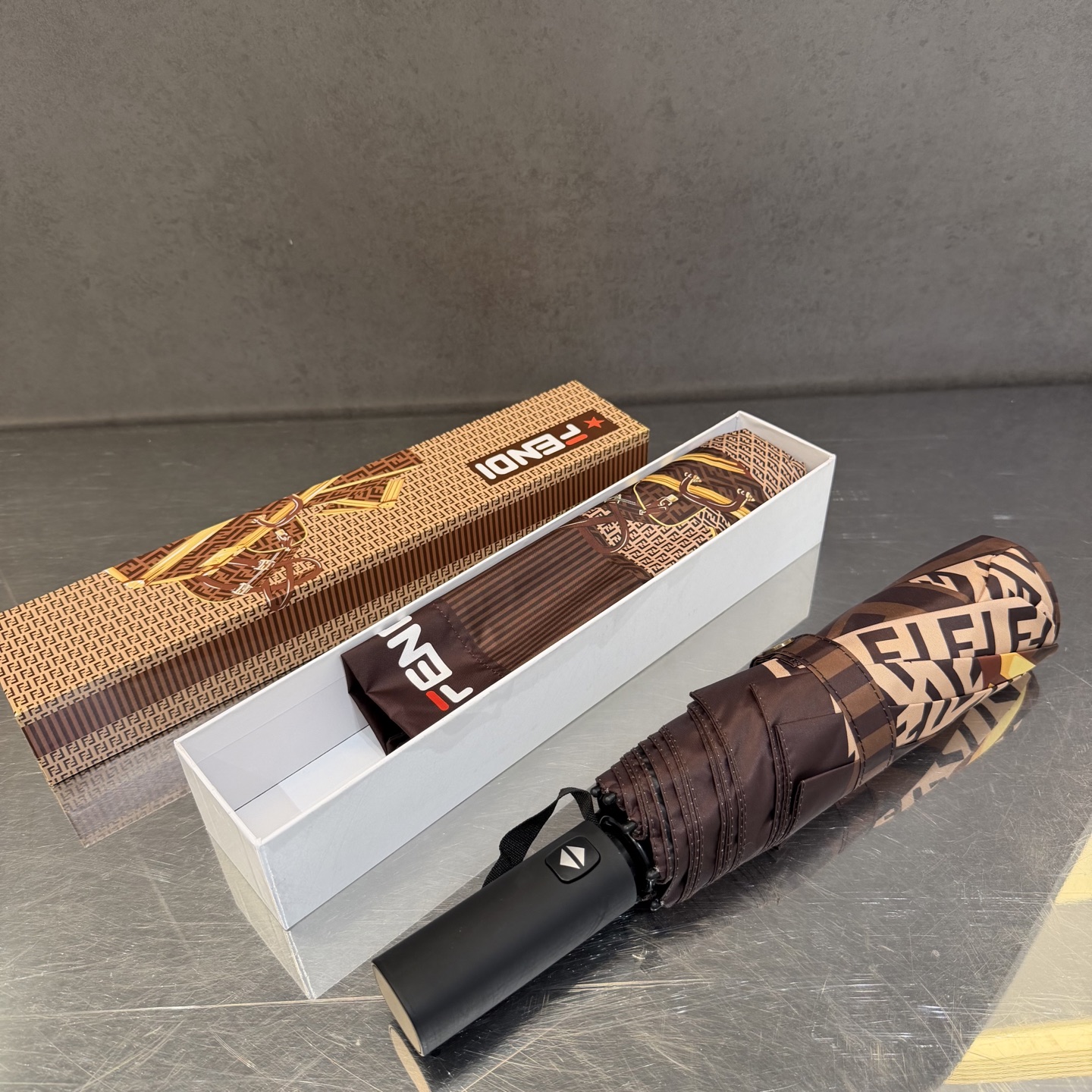 FENDI（芬迪）夏季新款 全自动折叠晴雨伞 黑色涂层防晒有效阻隔紫外线99%，UPF>50 所以能起到