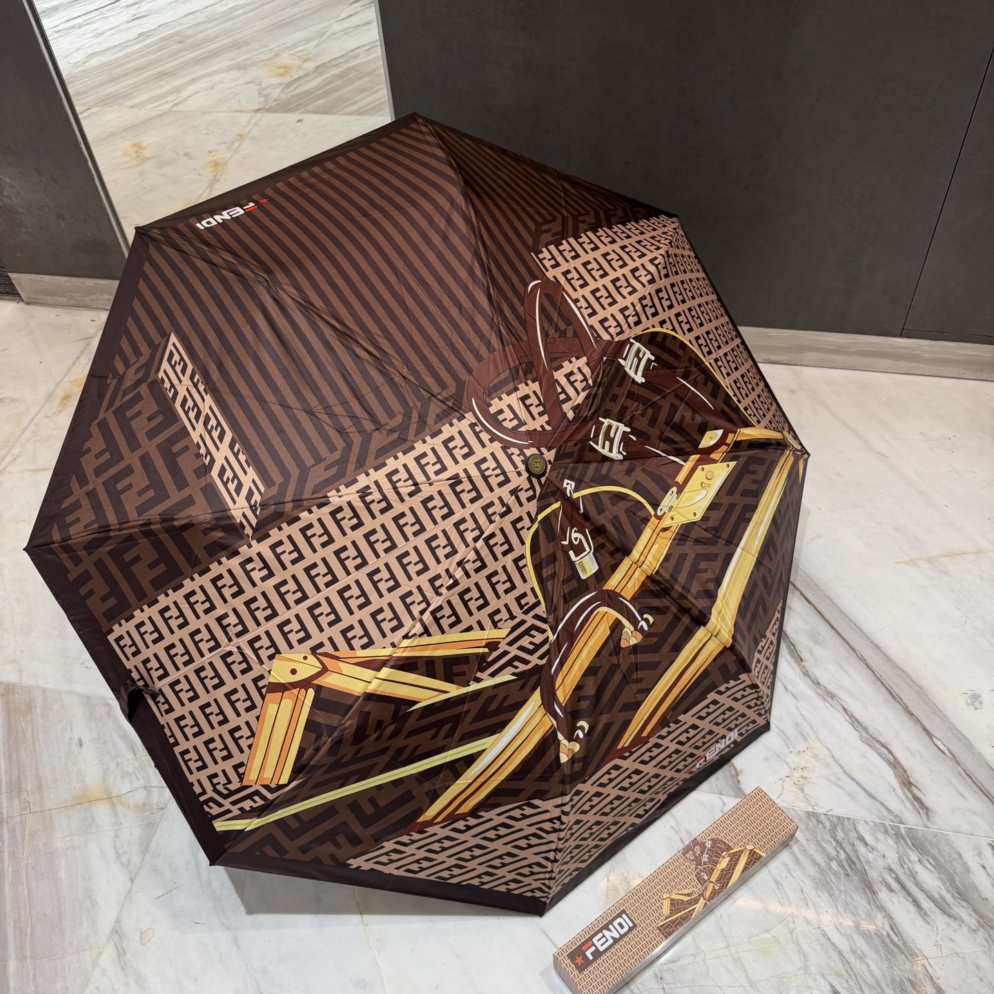 FENDI（芬迪）夏季新款 全自动折叠晴雨伞 黑色涂层防晒有效阻隔紫外线99%，UPF>50 所以能起到