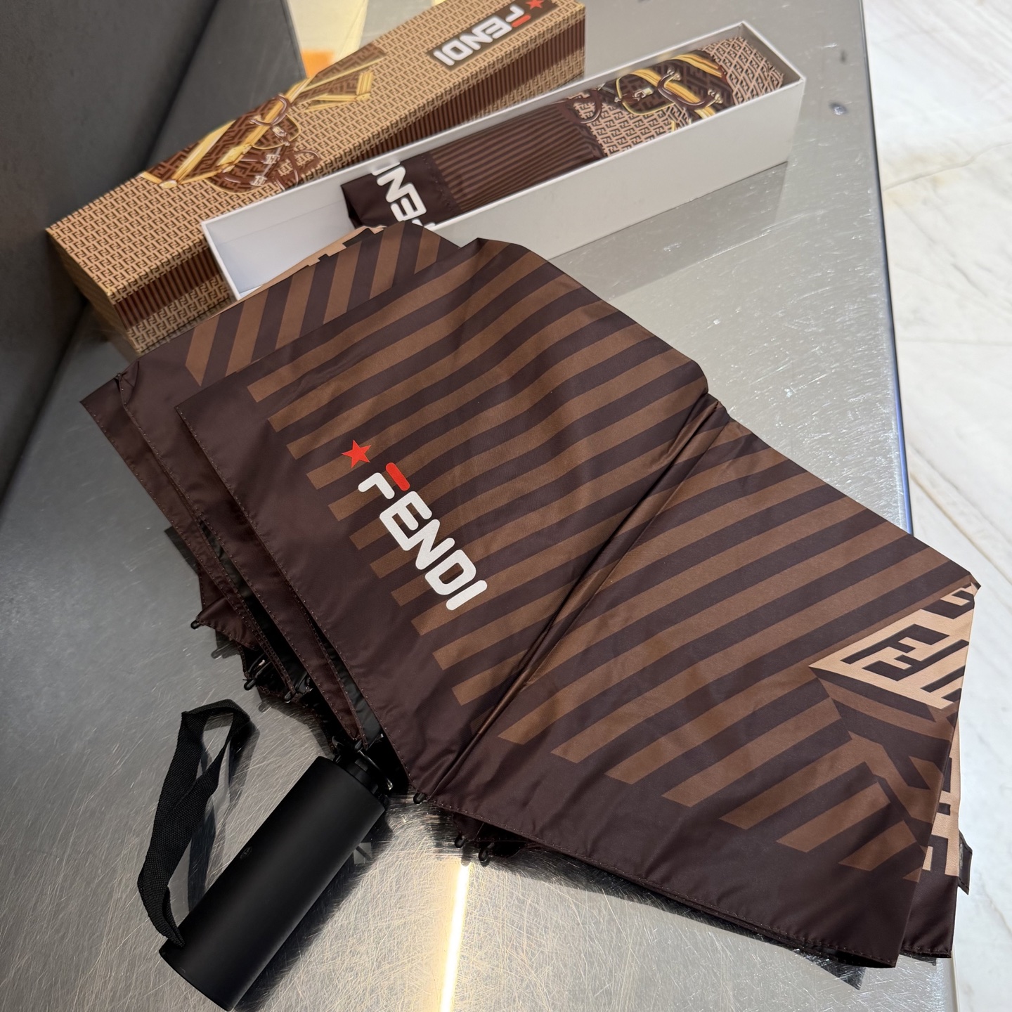 FENDI（芬迪）夏季新款 全自动折叠晴雨伞 黑色涂层防晒有效阻隔紫外线99%，UPF>50 所以能起到