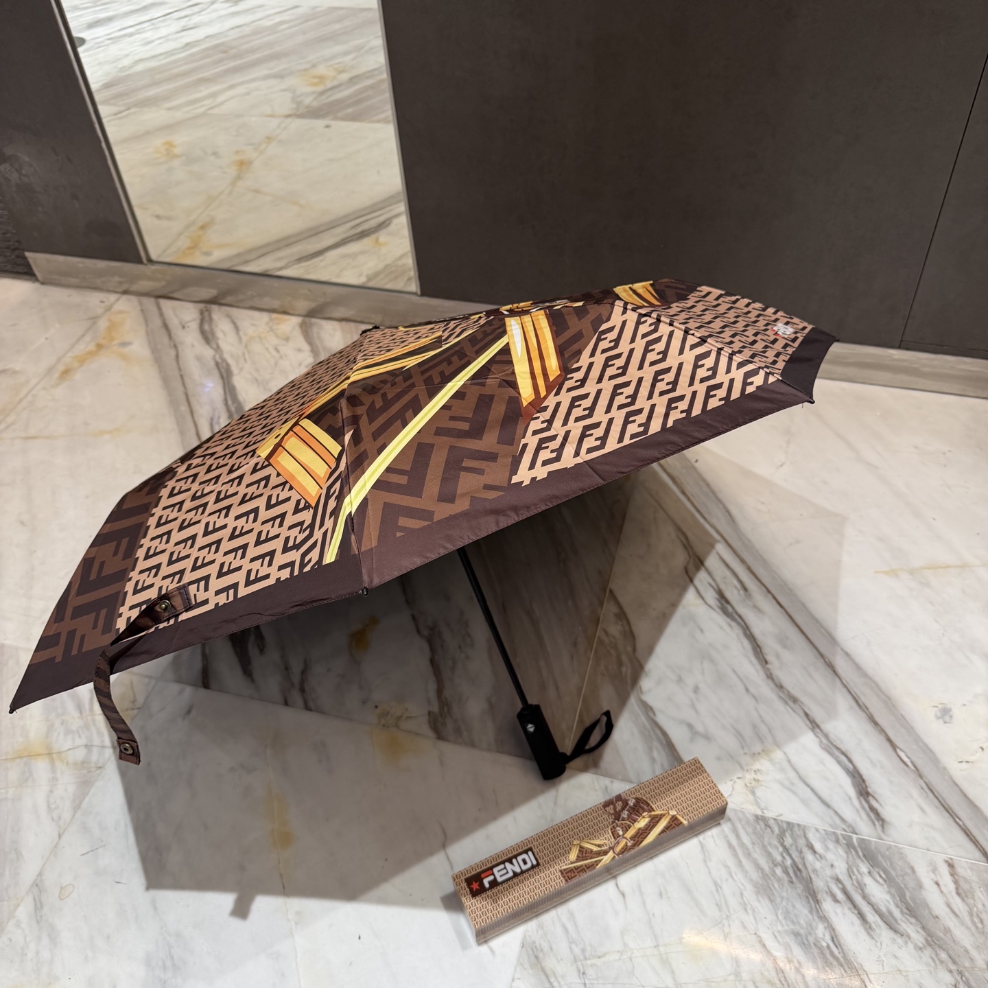 FENDI（芬迪）夏季新款 全自动折叠晴雨伞 黑色涂层防晒有效阻隔紫外线99%，UPF>50 所以能起到