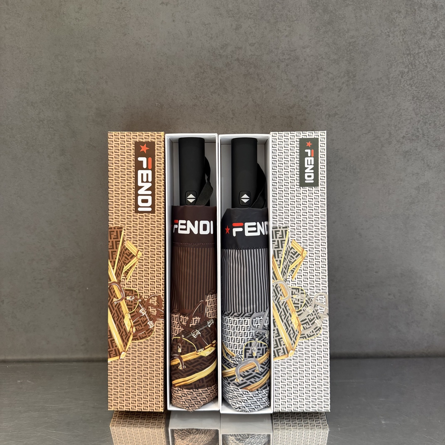 FENDI（芬迪）夏季新款 全自动折叠晴雨伞 黑色涂层防晒有效阻隔紫外线99%，UPF>50 所以能起到