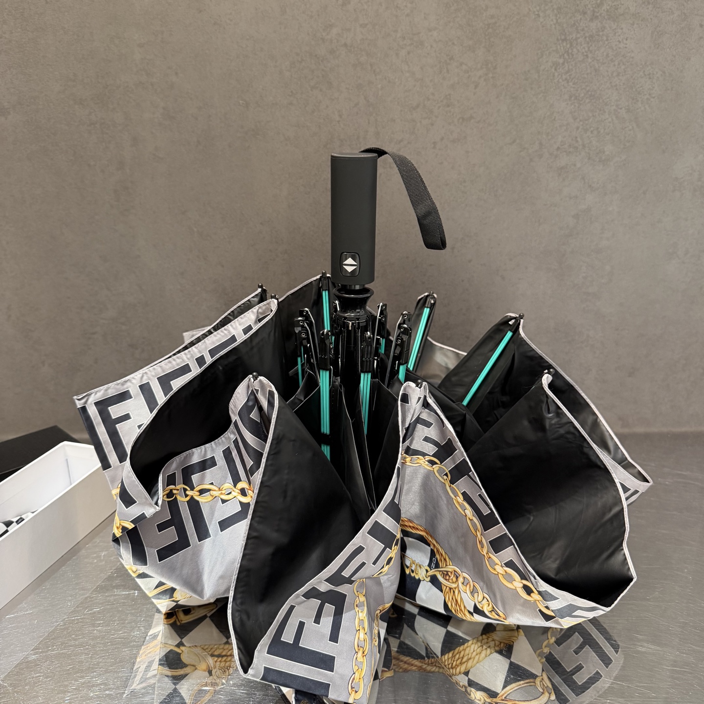 FENDI（芬迪）夏季新款 全自动折叠晴雨伞 黑色涂层防晒有效阻隔紫外线99%，UPF>50 所以能起到