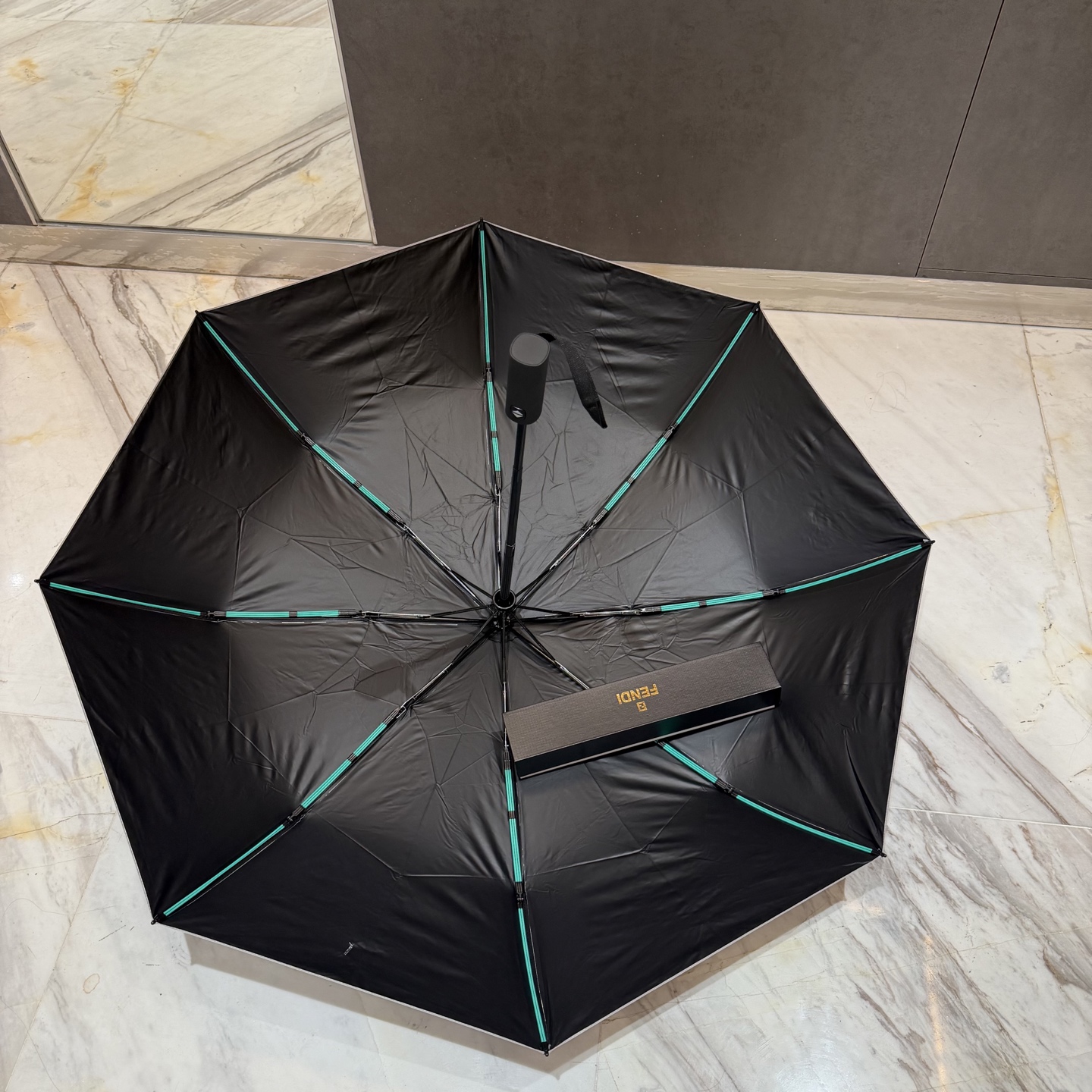FENDI（芬迪）夏季新款 全自动折叠晴雨伞 黑色涂层防晒有效阻隔紫外线99%，UPF>50 所以能起到