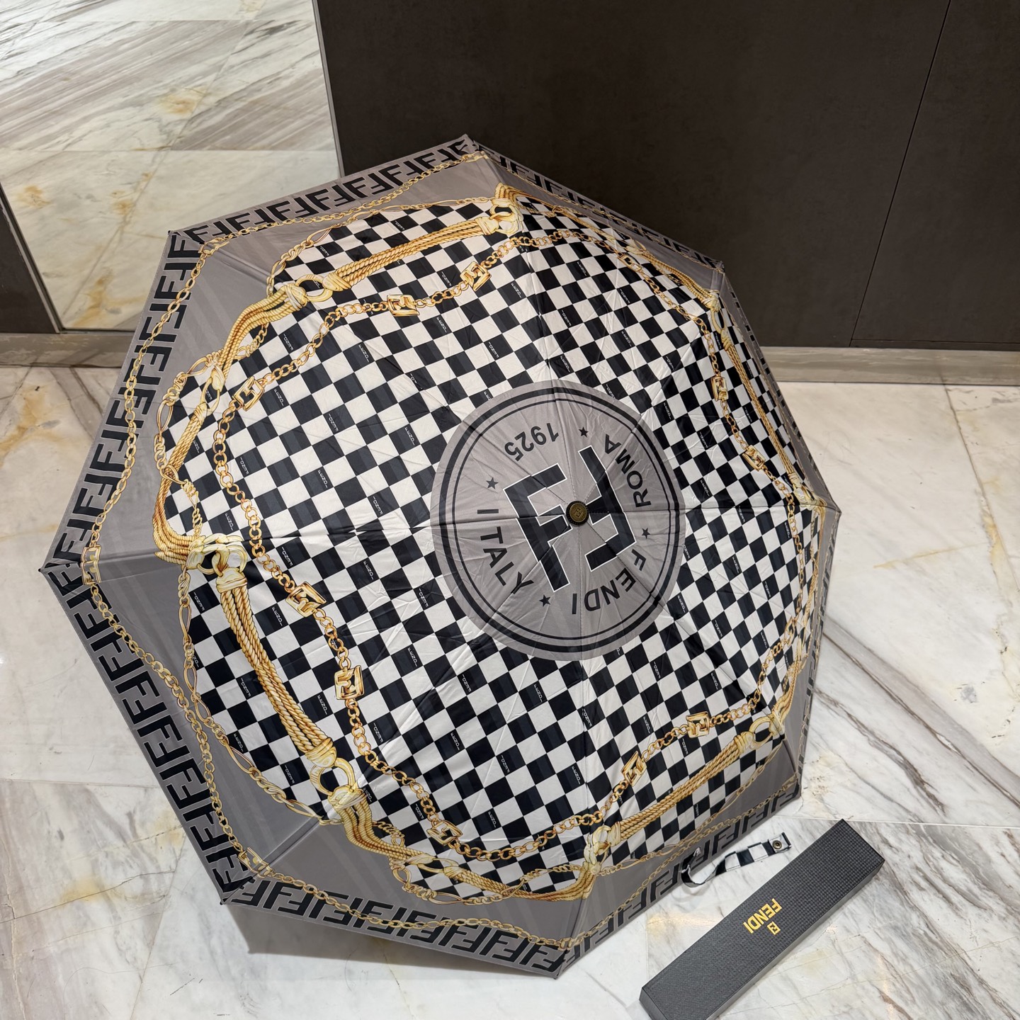 FENDI（芬迪）夏季新款 全自动折叠晴雨伞 黑色涂层防晒有效阻隔紫外线99%，UPF>50 所以能起到