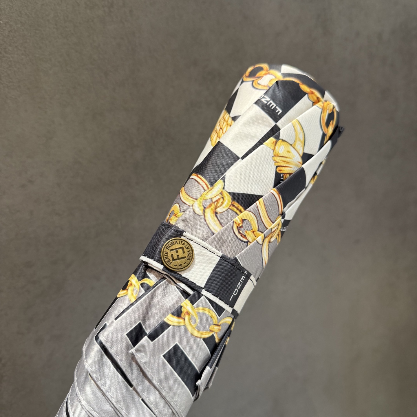 FENDI（芬迪）夏季新款 全自动折叠晴雨伞 黑色涂层防晒有效阻隔紫外线99%，UPF>50 所以能起到