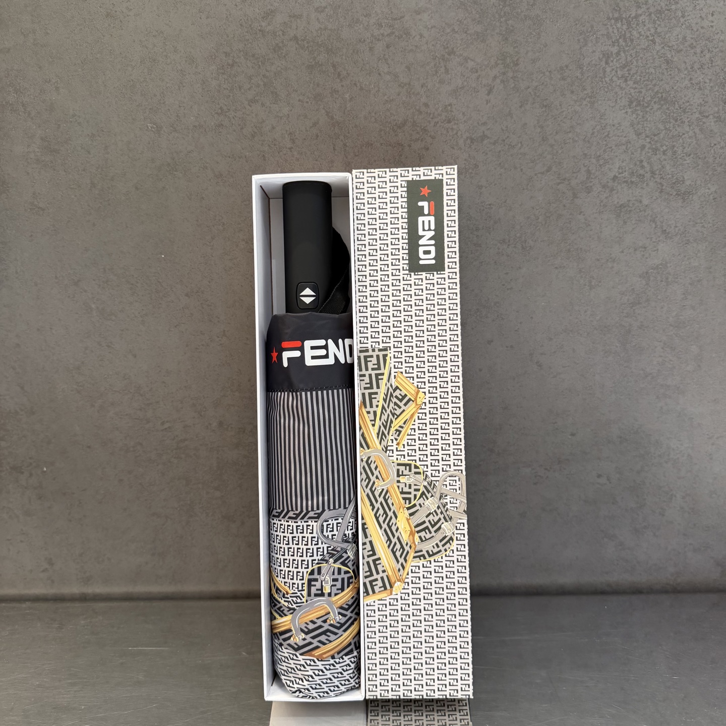 FENDI（芬迪）夏季新款 全自动折叠晴雨伞 黑色涂层防晒有效阻隔紫外线99%，UPF>50 所以能起到