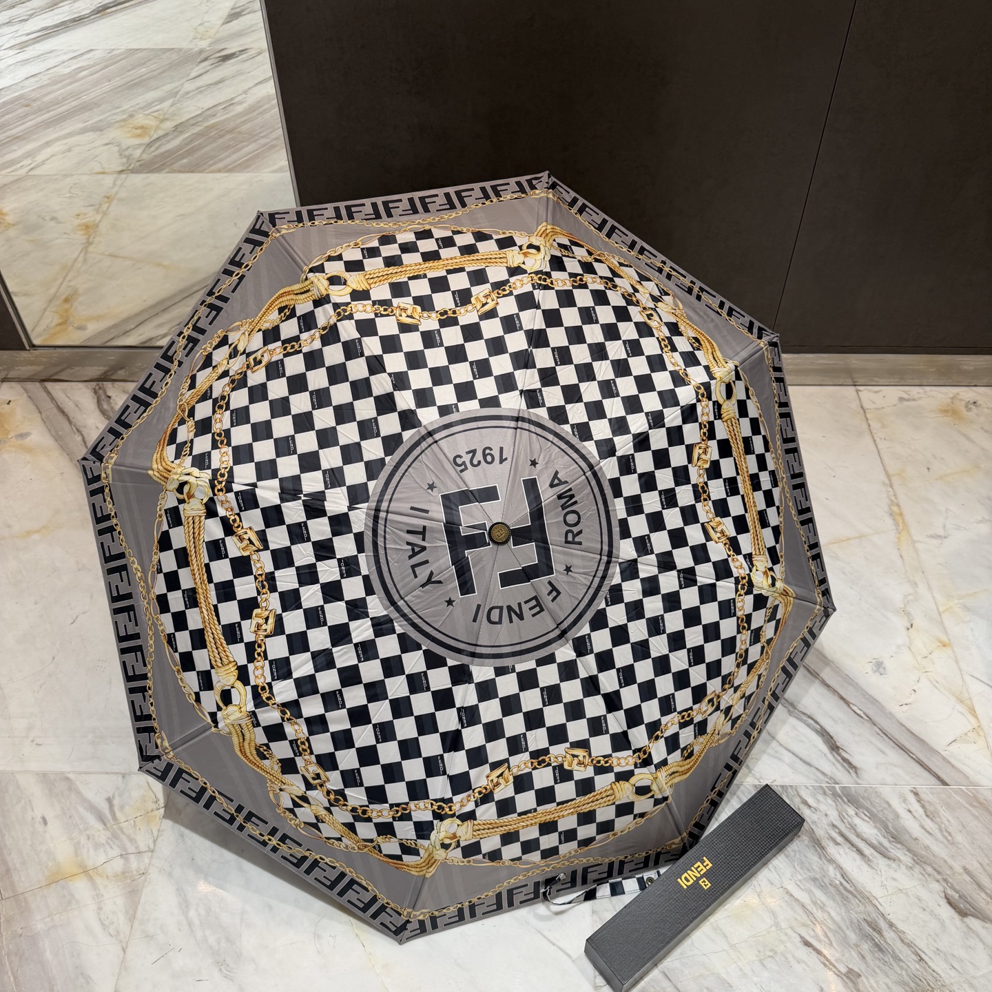 FENDI（芬迪）夏季新款 全自动折叠晴雨伞 黑色涂层防晒有效阻隔紫外线99%，UPF>50 所以能起到