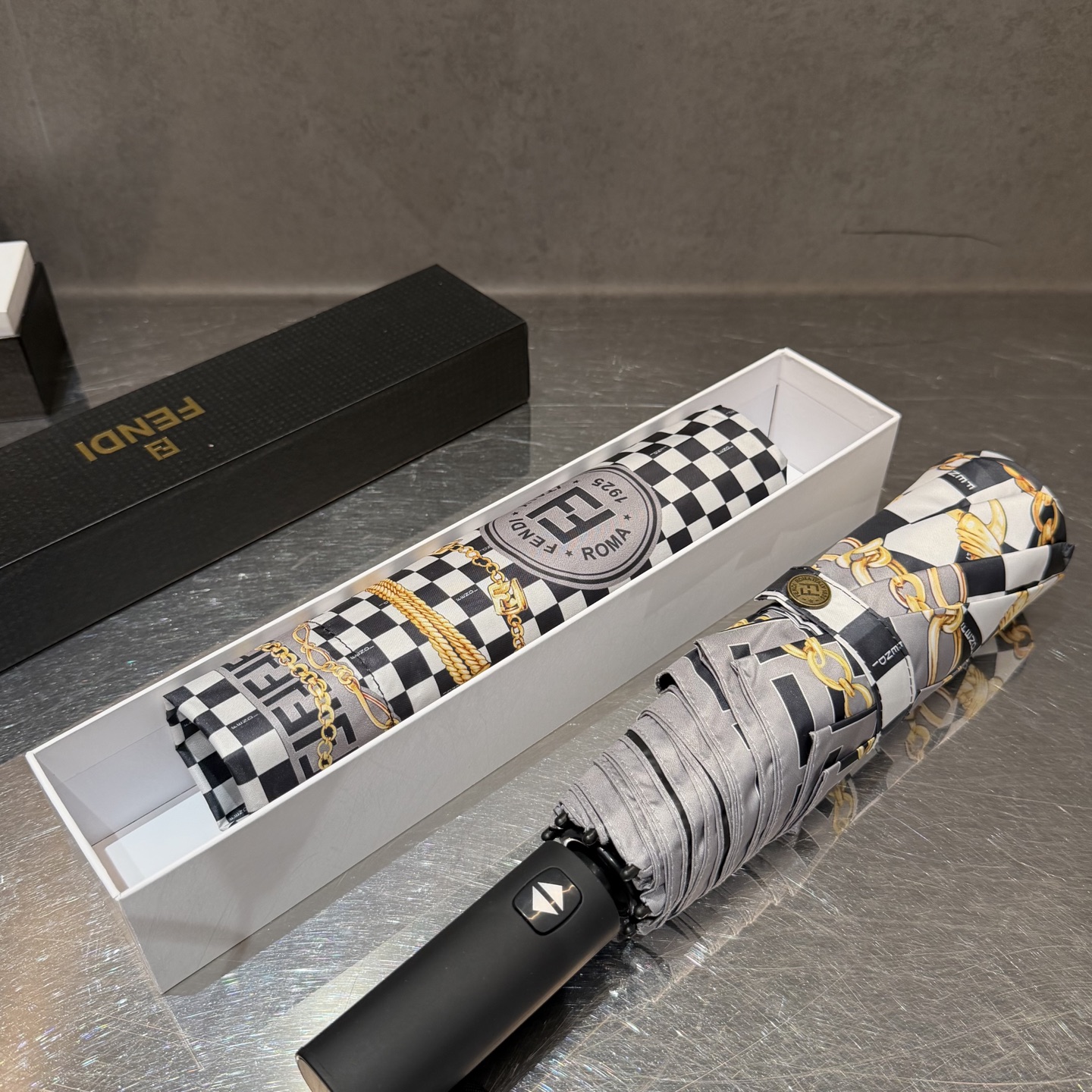 FENDI（芬迪）夏季新款 全自动折叠晴雨伞 黑色涂层防晒有效阻隔紫外线99%，UPF>50 所以能起到