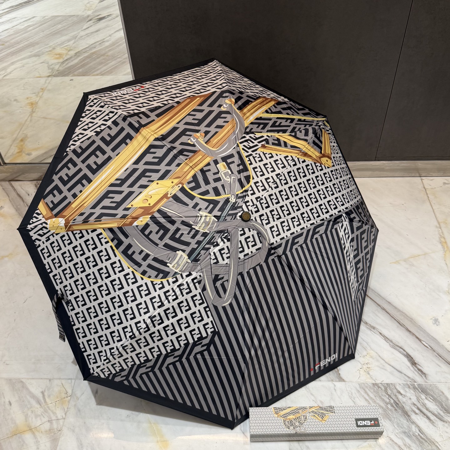 FENDI（芬迪）夏季新款 全自动折叠晴雨伞 黑色涂层防晒有效阻隔紫外线99%，UPF>50 所以能起到