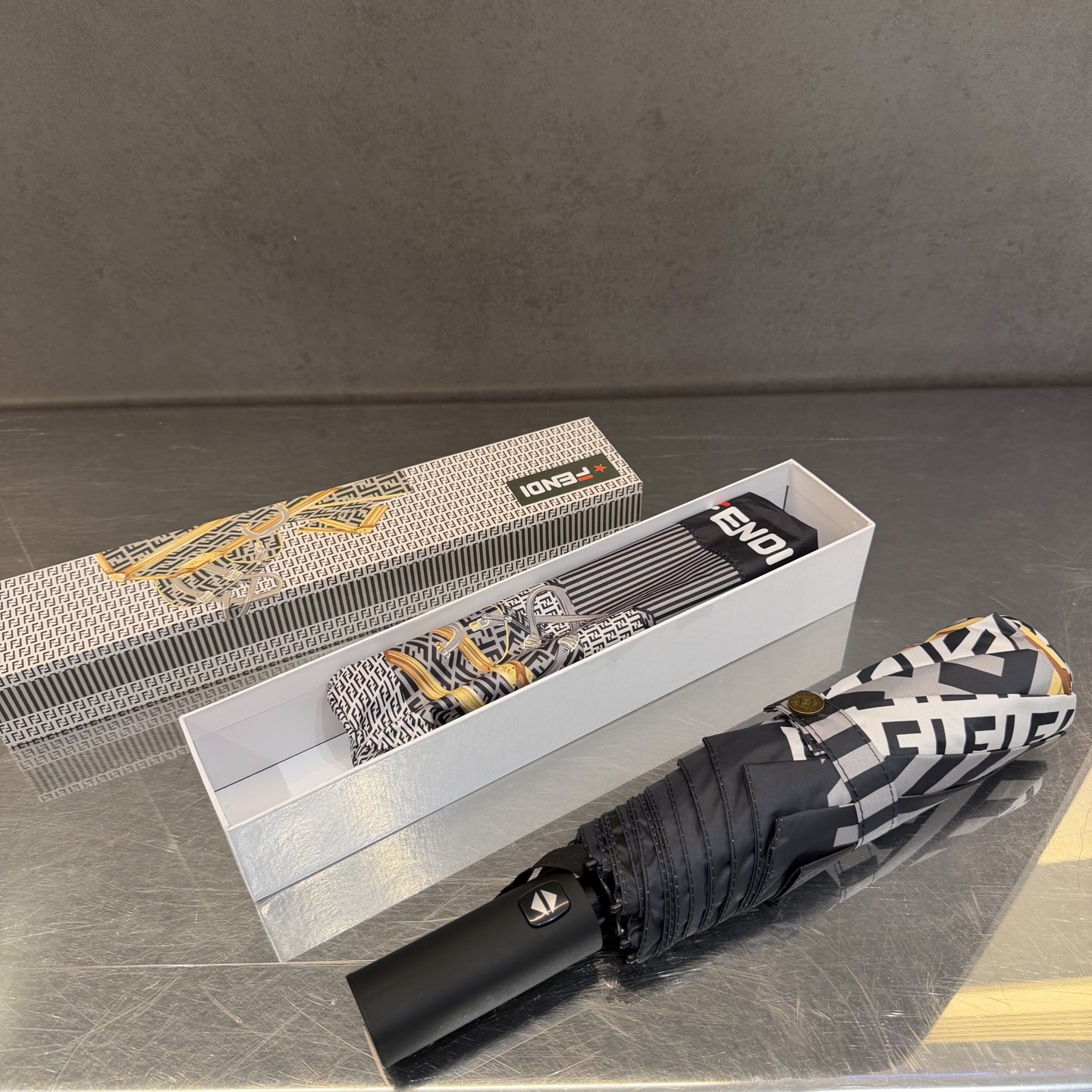 FENDI（芬迪）夏季新款 全自动折叠晴雨伞 黑色涂层防晒有效阻隔紫外线99%，UPF>50 所以能起到