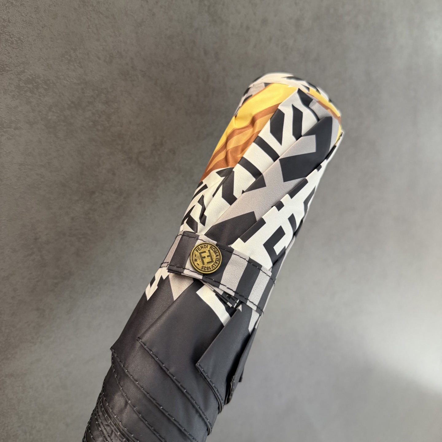 FENDI（芬迪）夏季新款 全自动折叠晴雨伞 黑色涂层防晒有效阻隔紫外线99%，UPF>50 所以能起到