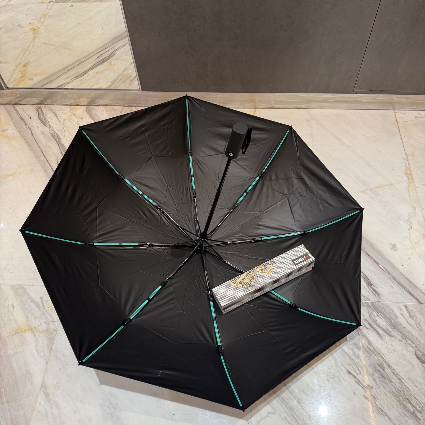 FENDI（芬迪）夏季新款 全自动折叠晴雨伞 黑色涂层防晒有效阻隔紫外线99%，UPF>50 所以能起到