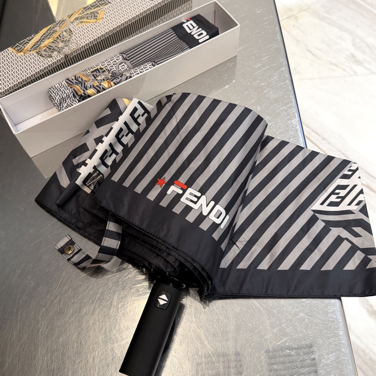 FENDI（芬迪）夏季新款 全自动折叠晴雨伞 黑色涂层防晒有效阻隔紫外线99%，UPF>50 所以能起到