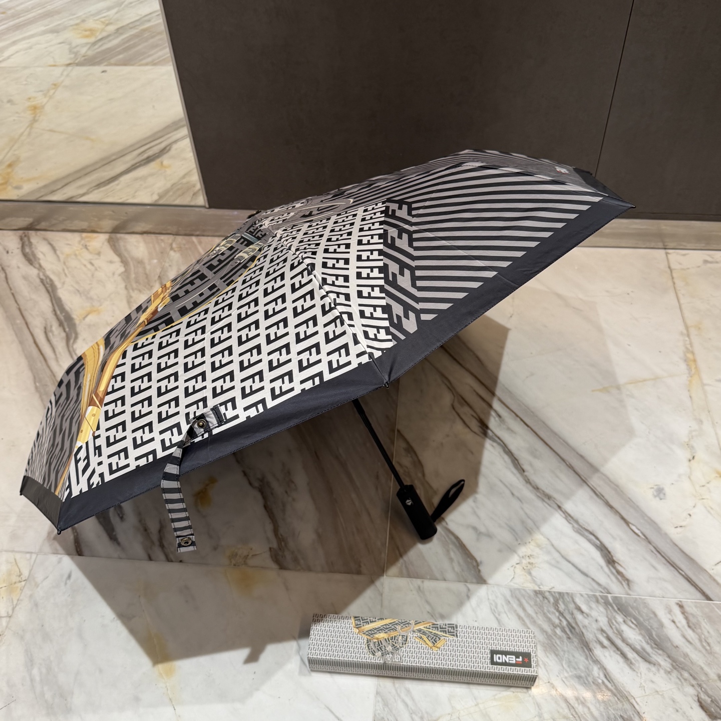 FENDI（芬迪）夏季新款 全自动折叠晴雨伞 黑色涂层防晒有效阻隔紫外线99%，UPF>50 所以能起到