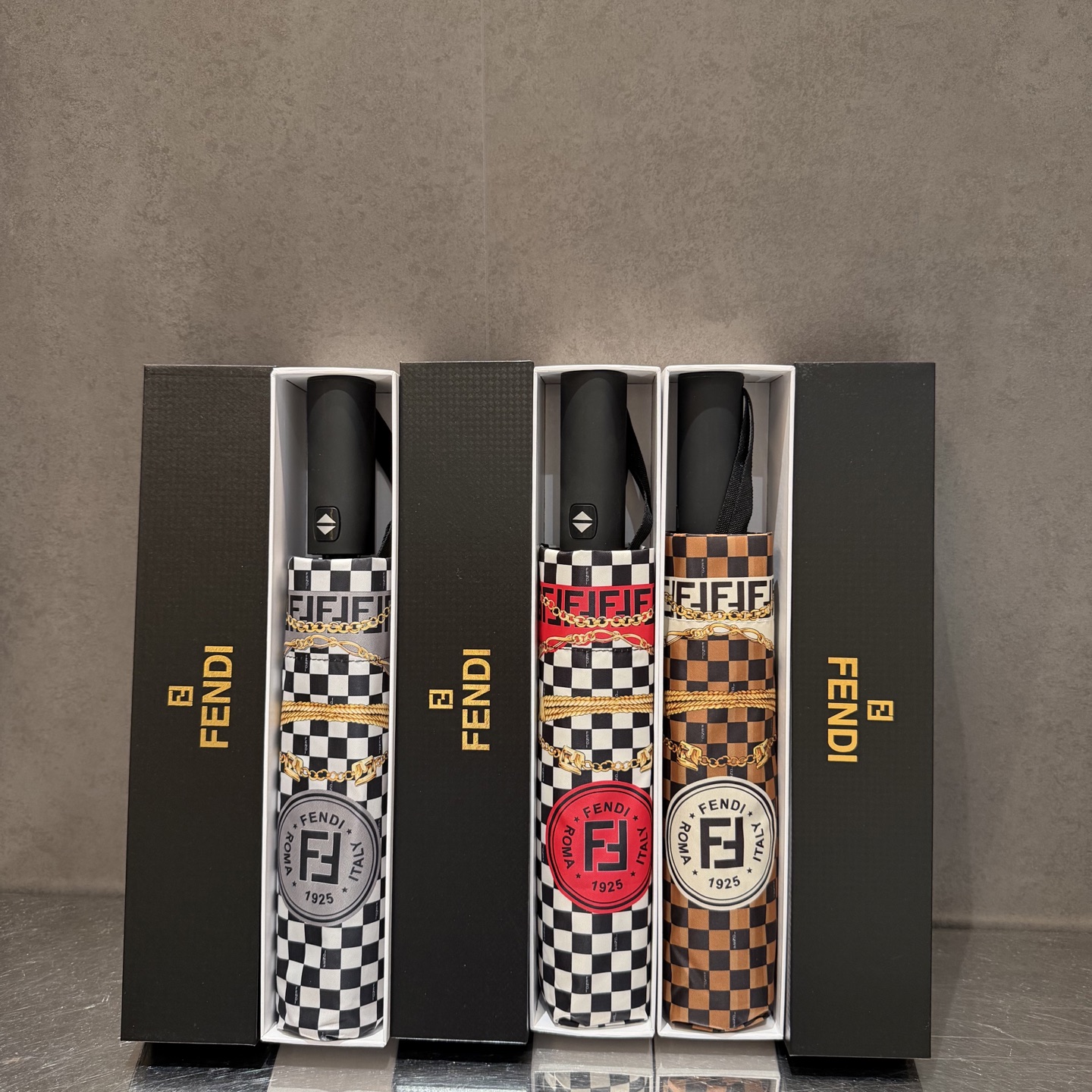 FENDI（芬迪）夏季新款 全自动折叠晴雨伞 黑色涂层防晒有效阻隔紫外线99%，UPF>50 所以能起到