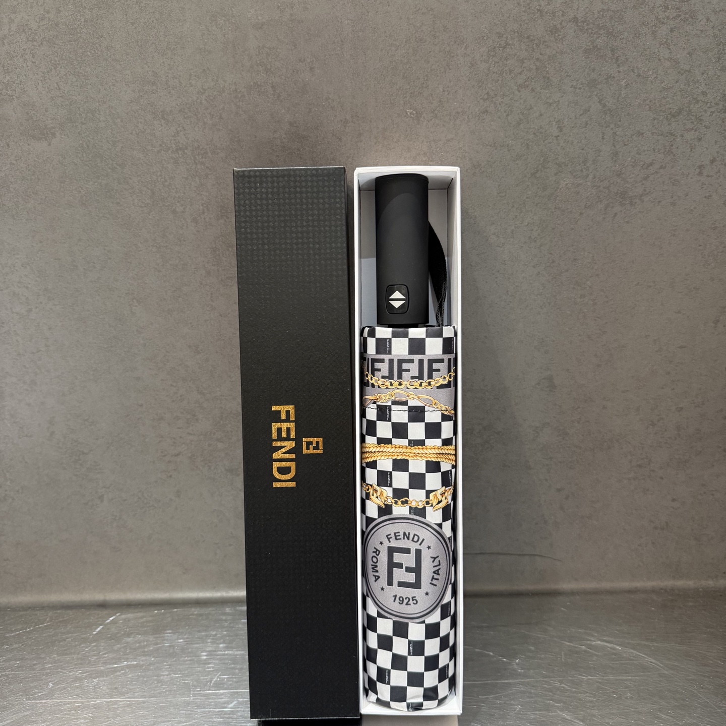 FENDI（芬迪）夏季新款 全自动折叠晴雨伞 黑色涂层防晒有效阻隔紫外线99%，UPF>50 所以能起到
