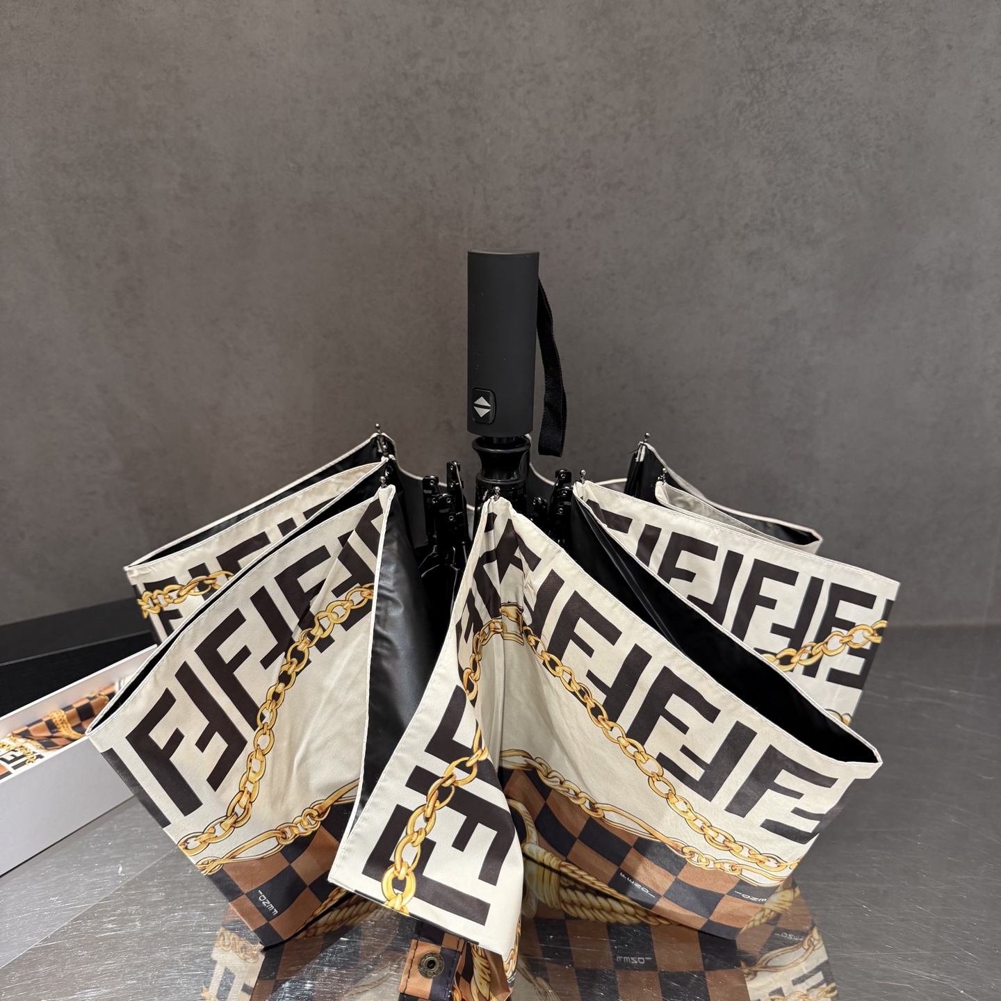 FENDI（芬迪）夏季新款 全自动折叠晴雨伞 黑色涂层防晒有效阻隔紫外线99%，UPF>50 所以能起到