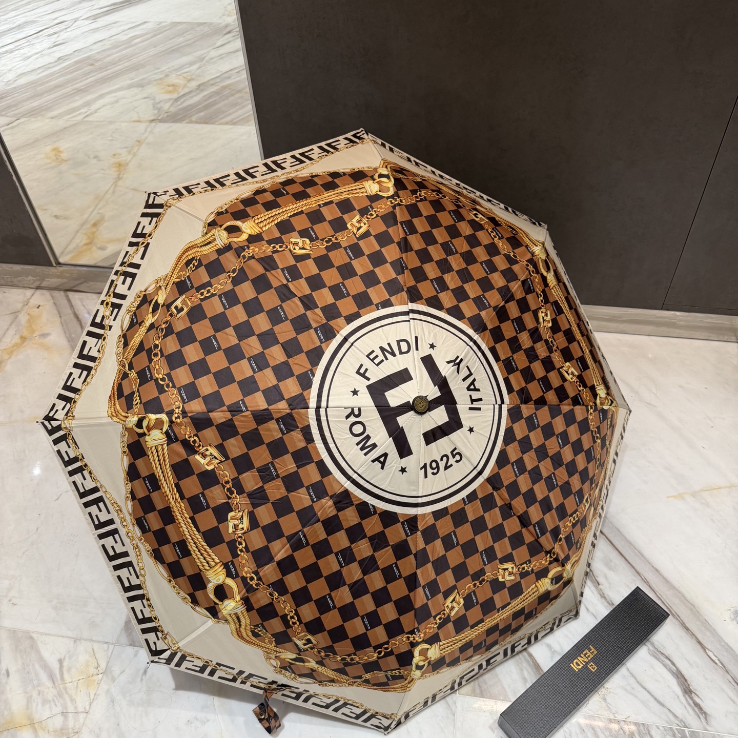 FENDI（芬迪）夏季新款 全自动折叠晴雨伞 黑色涂层防晒有效阻隔紫外线99%，UPF>50 所以能起到
