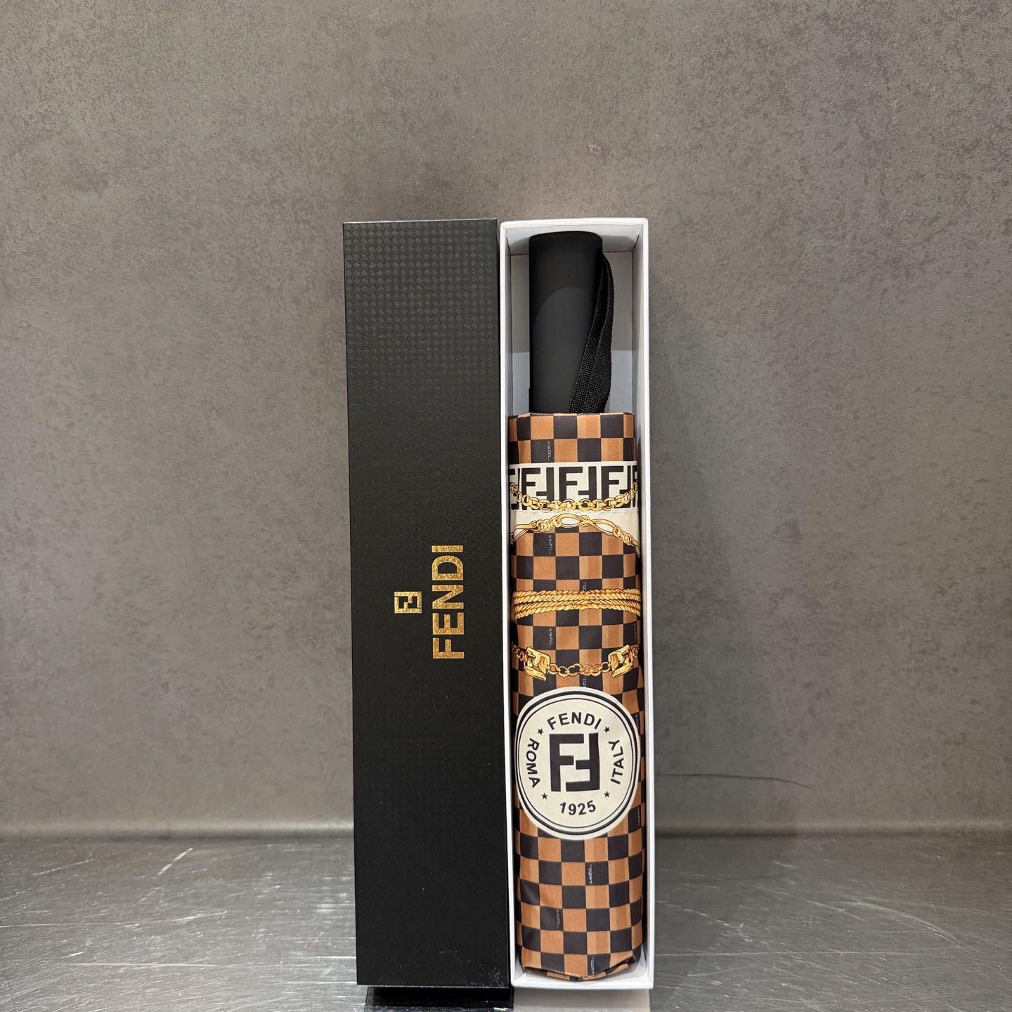 FENDI（芬迪）夏季新款 全自动折叠晴雨伞 黑色涂层防晒有效阻隔紫外线99%，UPF>50 所以能起到