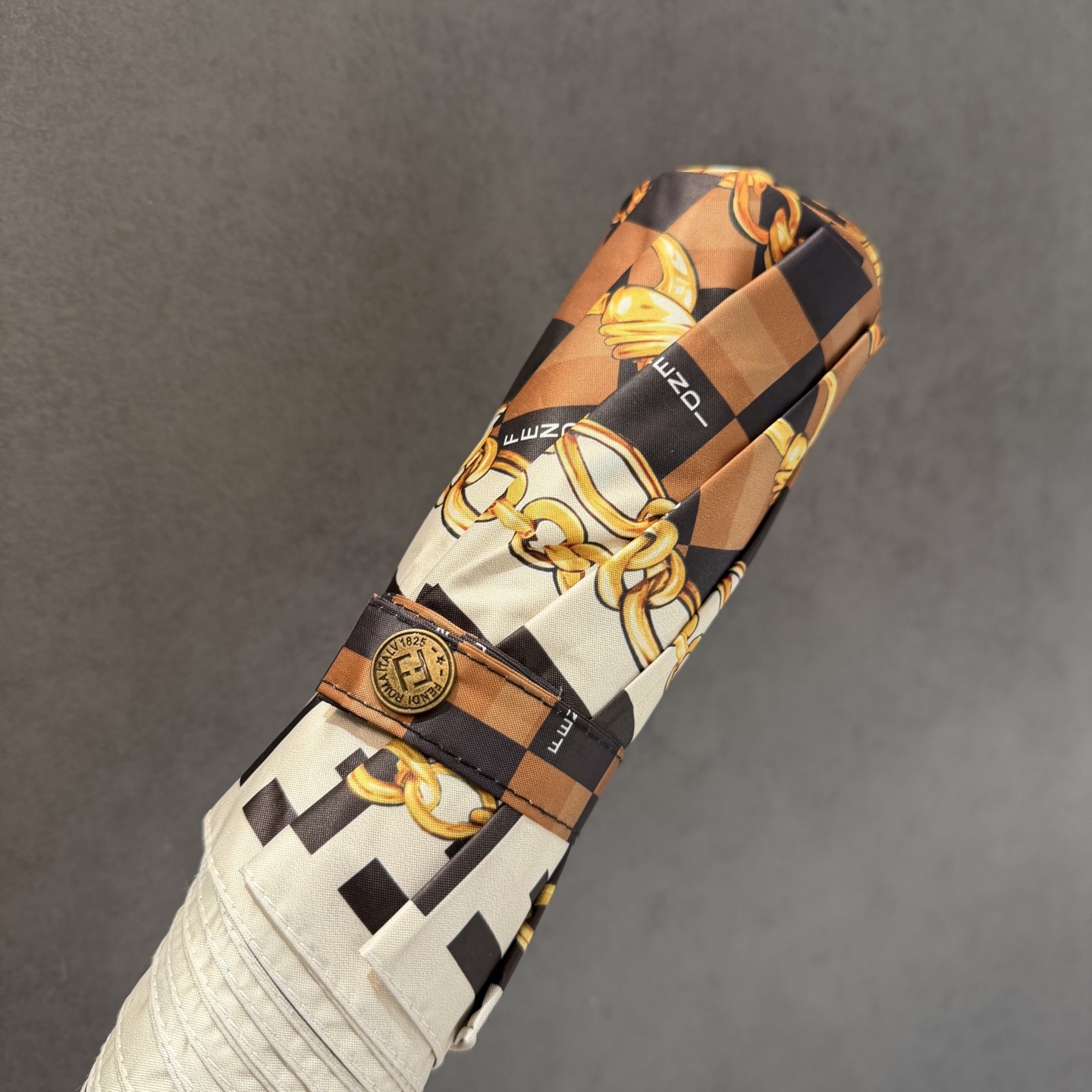 FENDI（芬迪）夏季新款 全自动折叠晴雨伞 黑色涂层防晒有效阻隔紫外线99%，UPF>50 所以能起到