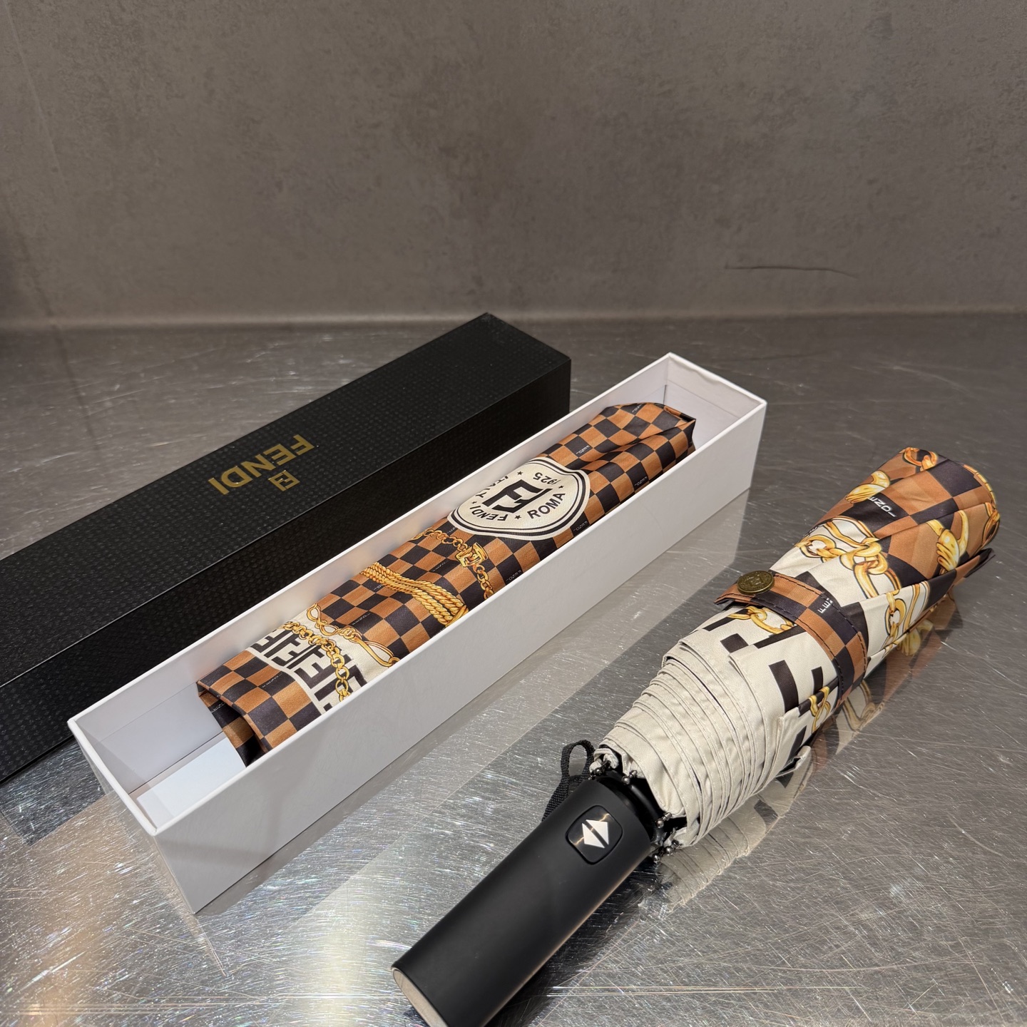 FENDI（芬迪）夏季新款 全自动折叠晴雨伞 黑色涂层防晒有效阻隔紫外线99%，UPF>50 所以能起到