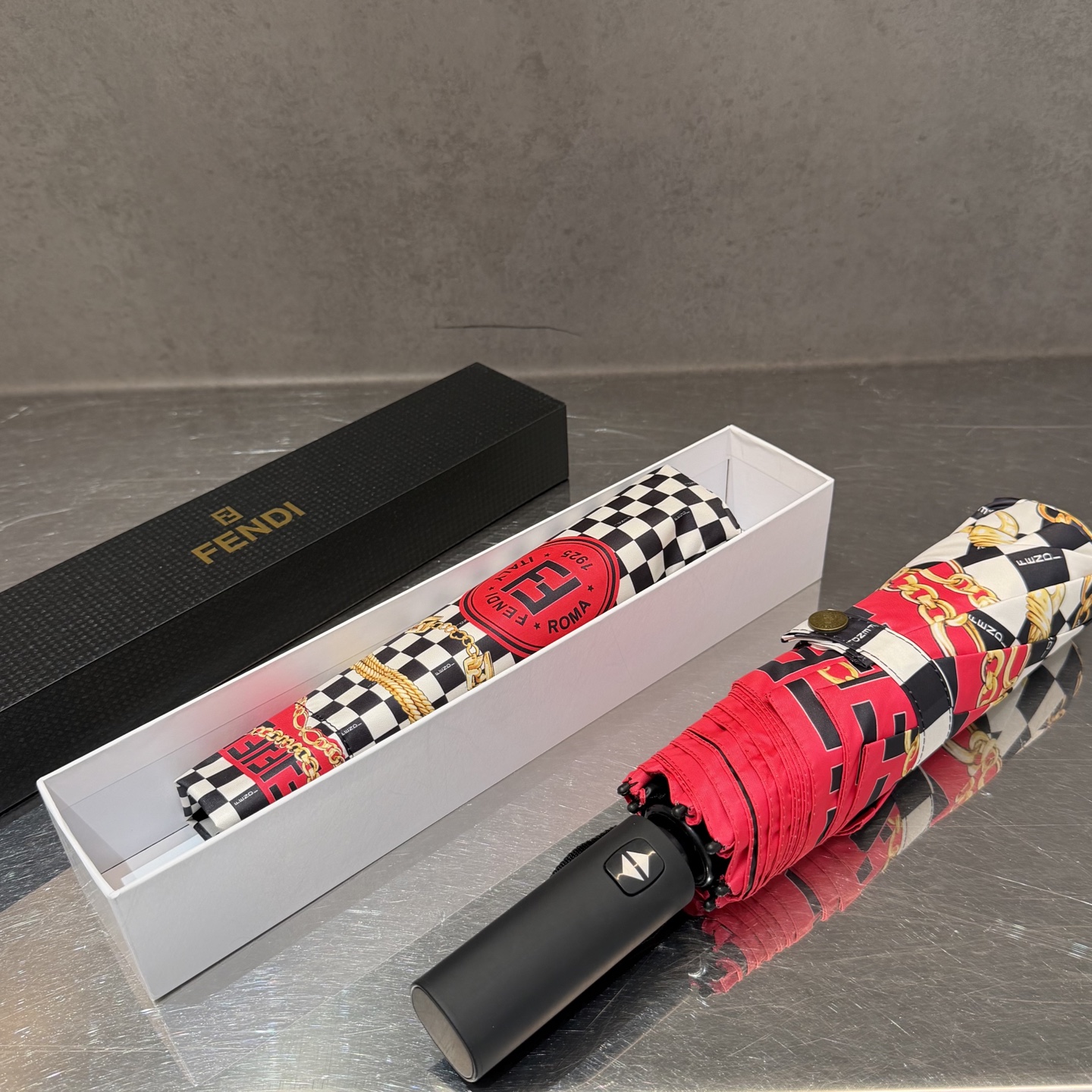FENDI（芬迪）夏季新款 全自动折叠晴雨伞 黑色涂层防晒有效阻隔紫外线99%，UPF>50 所以能起到