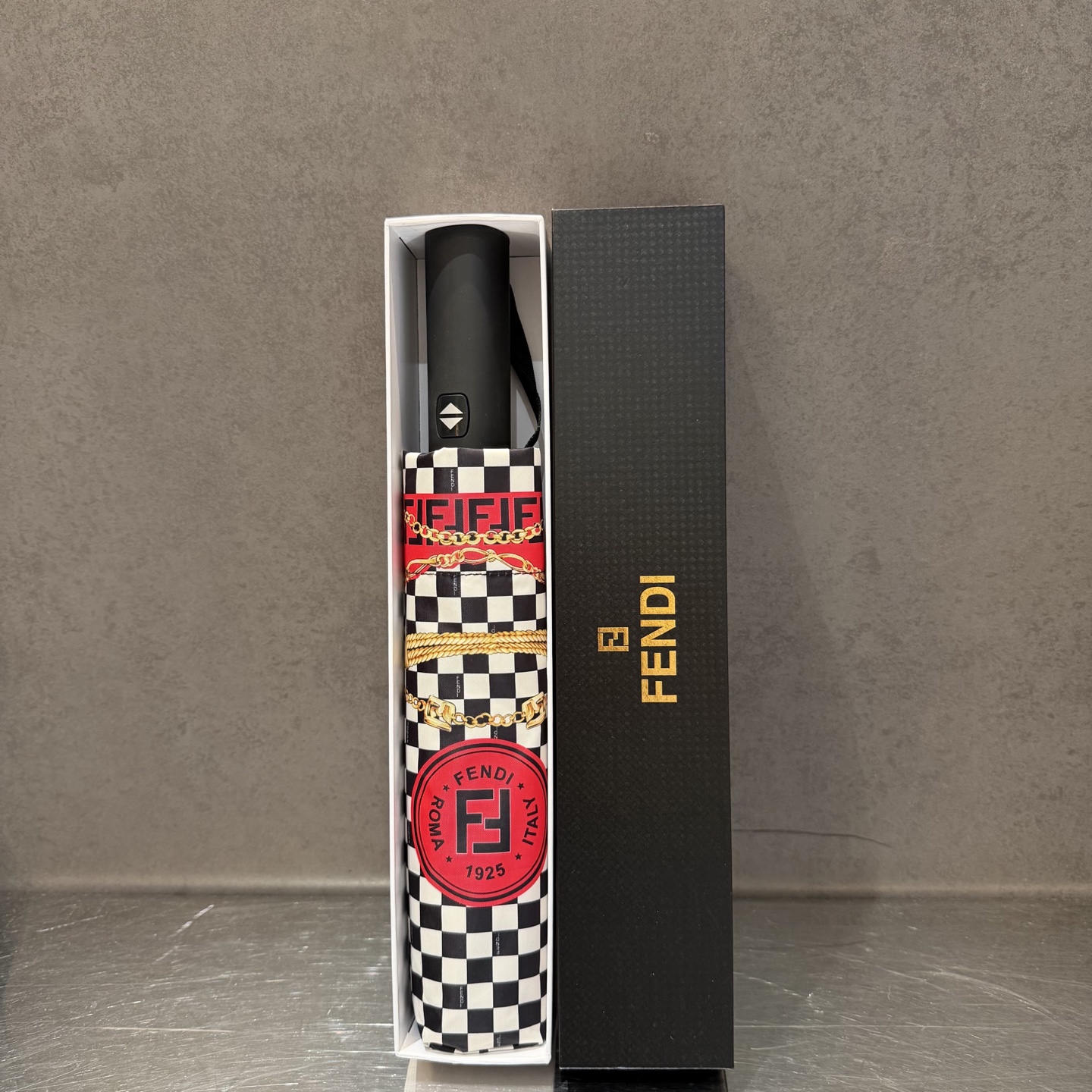 FENDI（芬迪）夏季新款 全自动折叠晴雨伞 黑色涂层防晒有效阻隔紫外线99%，UPF>50 所以能起到