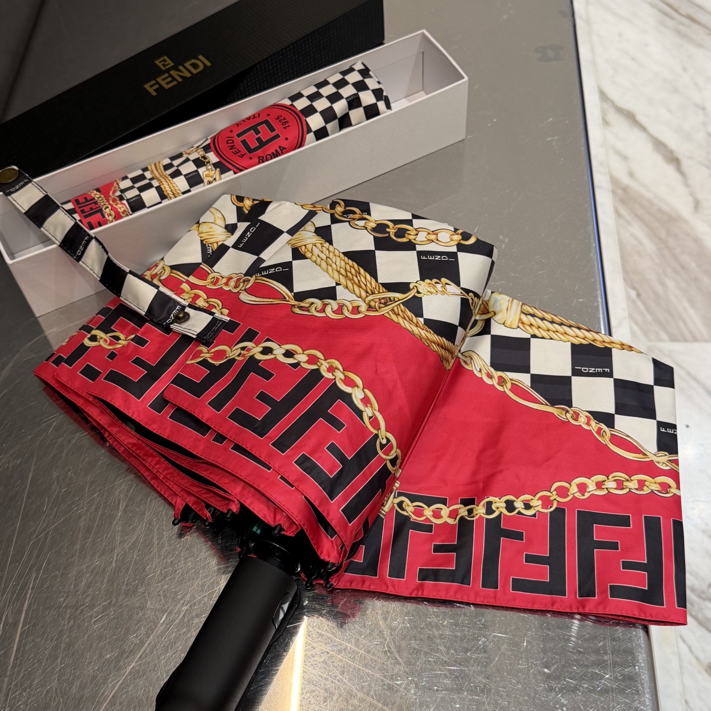 FENDI（芬迪）夏季新款 全自动折叠晴雨伞 黑色涂层防晒有效阻隔紫外线99%，UPF>50 所以能起到