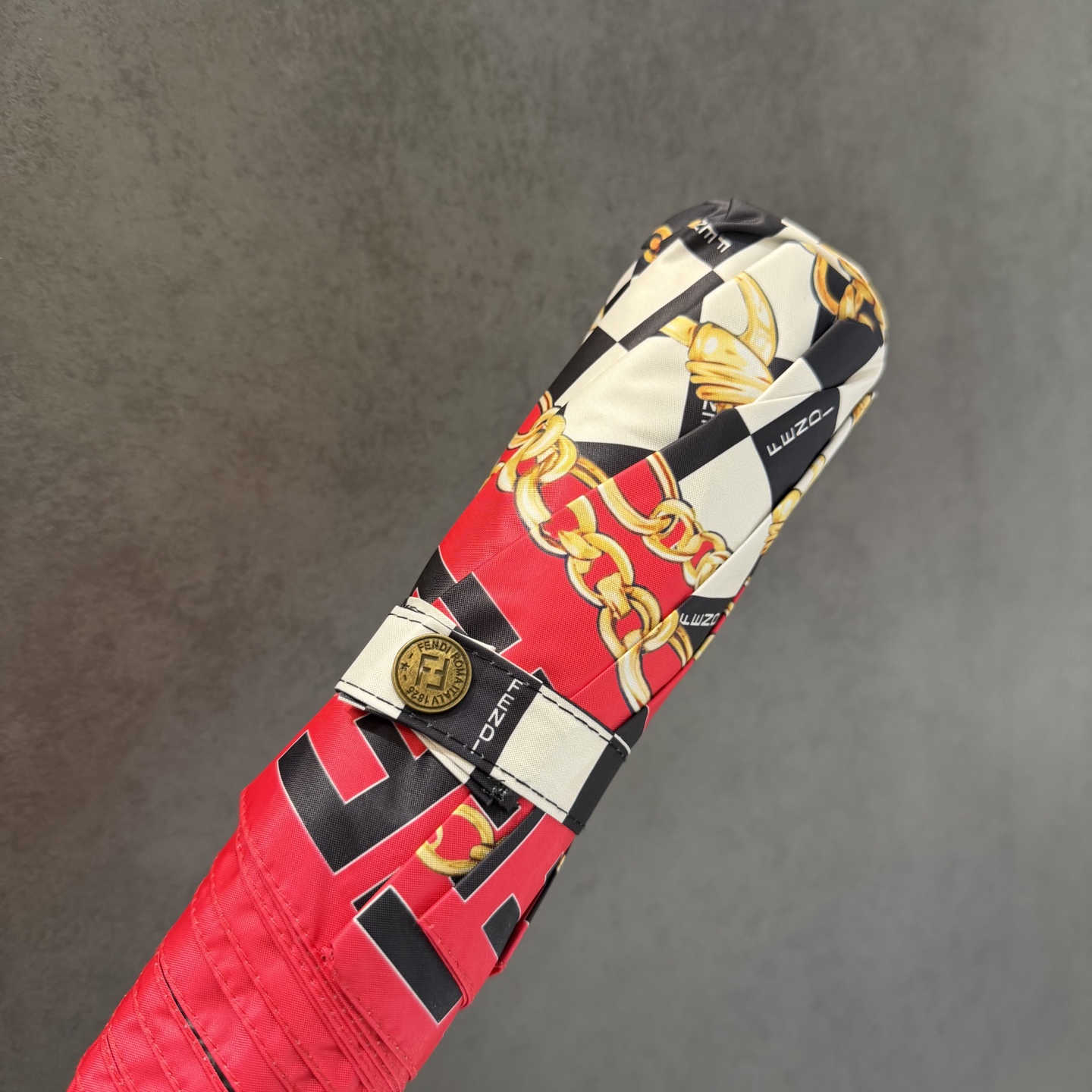 FENDI（芬迪）夏季新款 全自动折叠晴雨伞 黑色涂层防晒有效阻隔紫外线99%，UPF>50 所以能起到