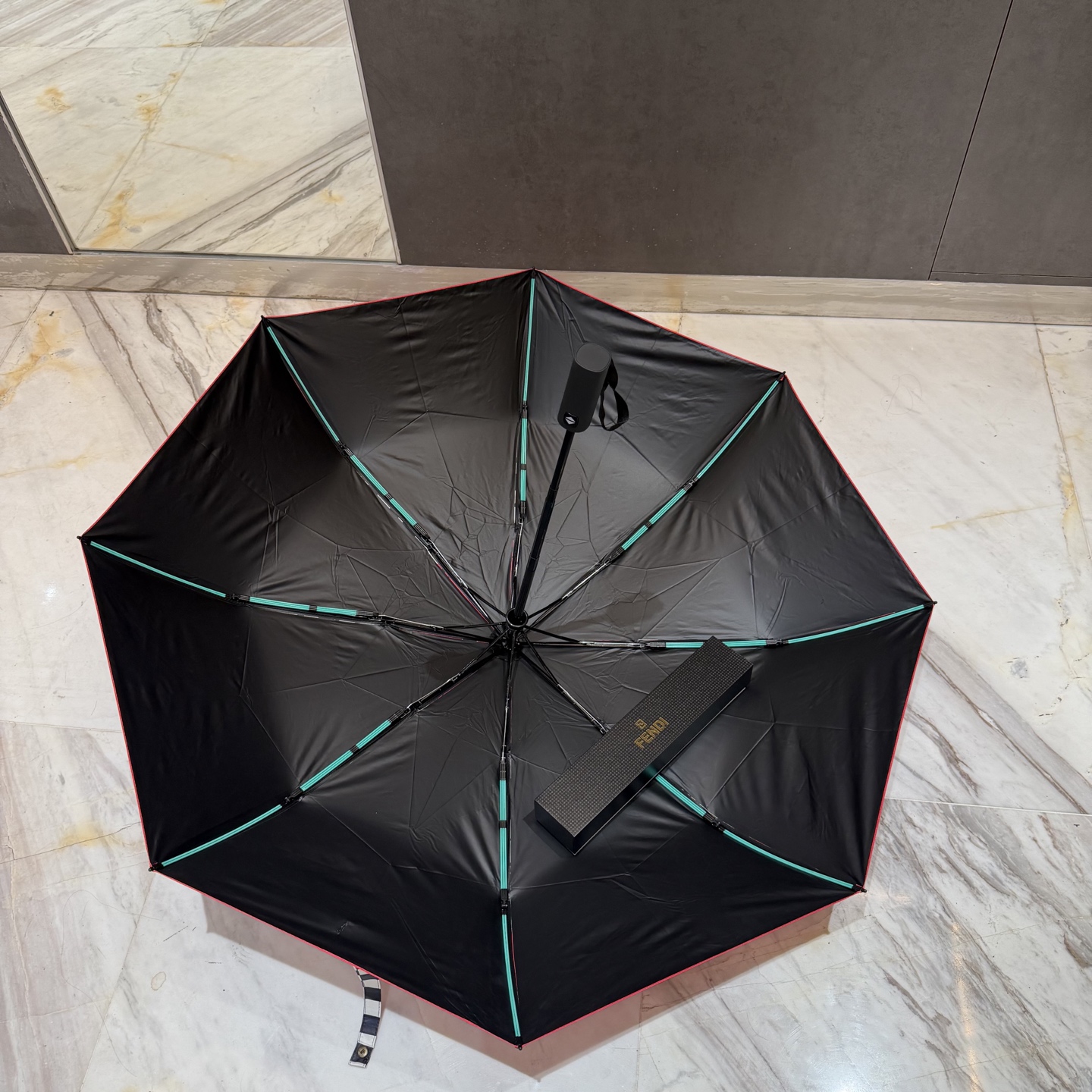 FENDI（芬迪）夏季新款 全自动折叠晴雨伞 黑色涂层防晒有效阻隔紫外线99%，UPF>50 所以能起到