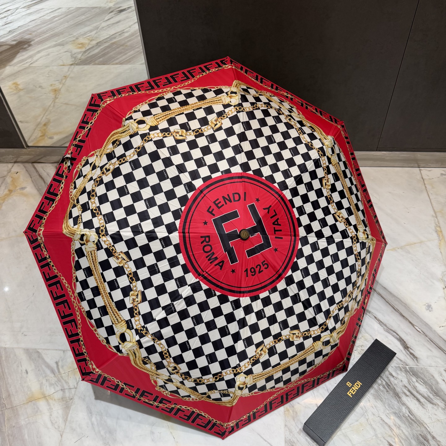 FENDI（芬迪）夏季新款 全自动折叠晴雨伞 黑色涂层防晒有效阻隔紫外线99%，UPF>50 所以能起到