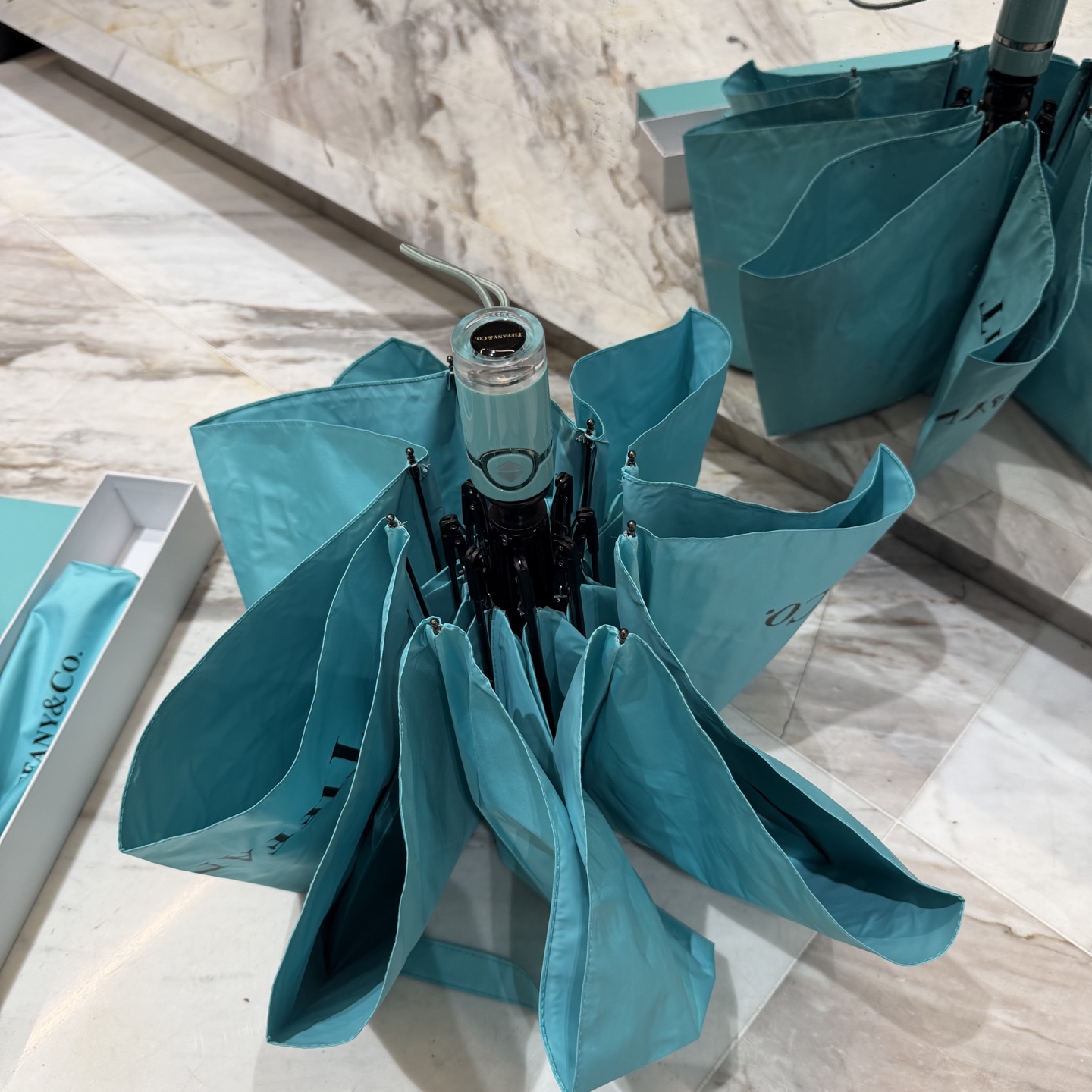 Tiffany蒂芙尼 防晒睛雨伞。。 夏季新款 全自动折叠晴雨伞 内里黑色涂层防晒有效阻隔紫外线99%，