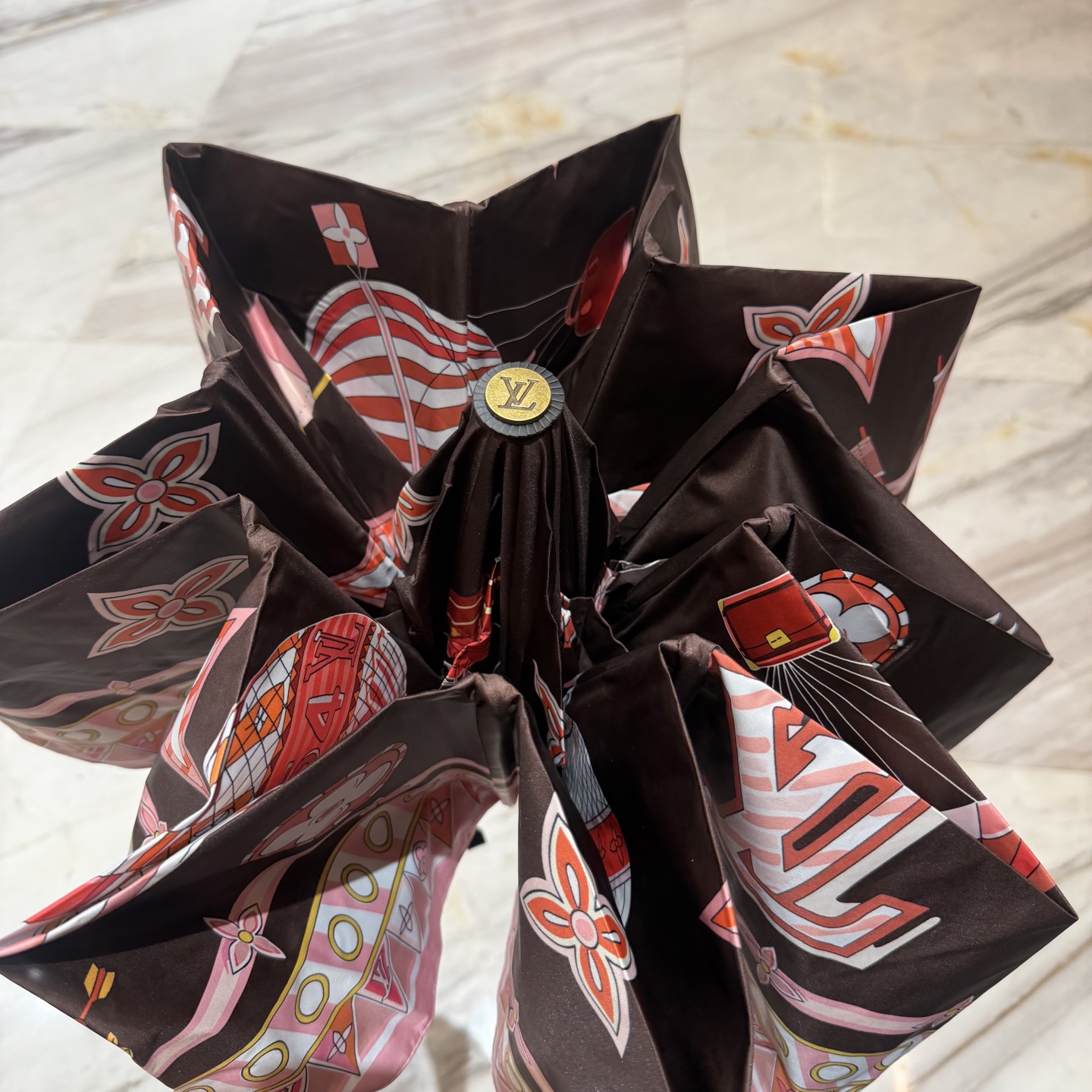 LV 路易威登三折防晒睛雨伞。。 夏季新款 全自动折叠晴雨伞 内里黑色涂层防晒有效阻隔紫外线99%，UP