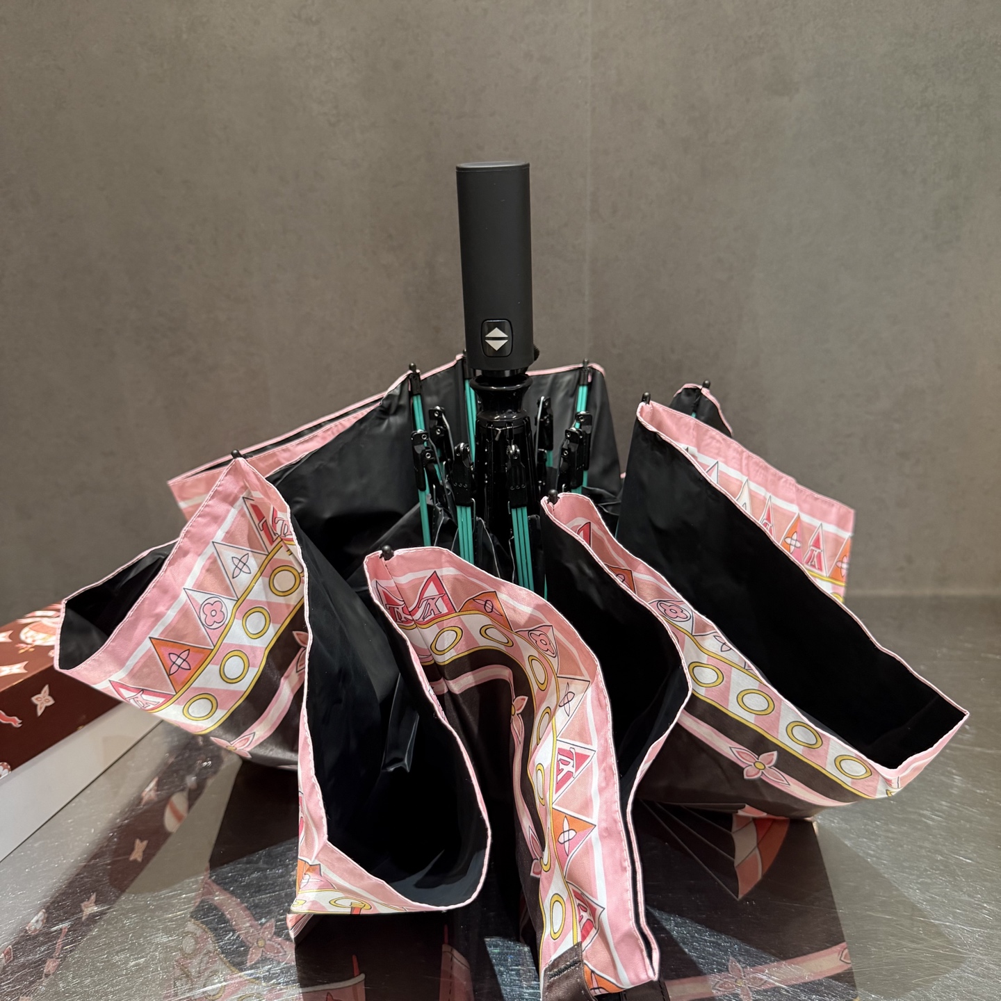 LV 路易威登三折防晒睛雨伞。。 夏季新款 全自动折叠晴雨伞 内里黑色涂层防晒有效阻隔紫外线99%，UP