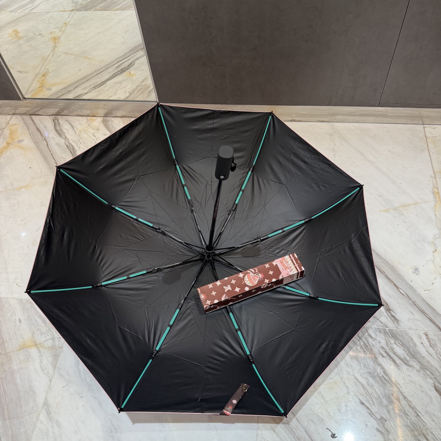 LV 路易威登三折防晒睛雨伞。。 夏季新款 全自动折叠晴雨伞 内里黑色涂层防晒有效阻隔紫外线99%，UP