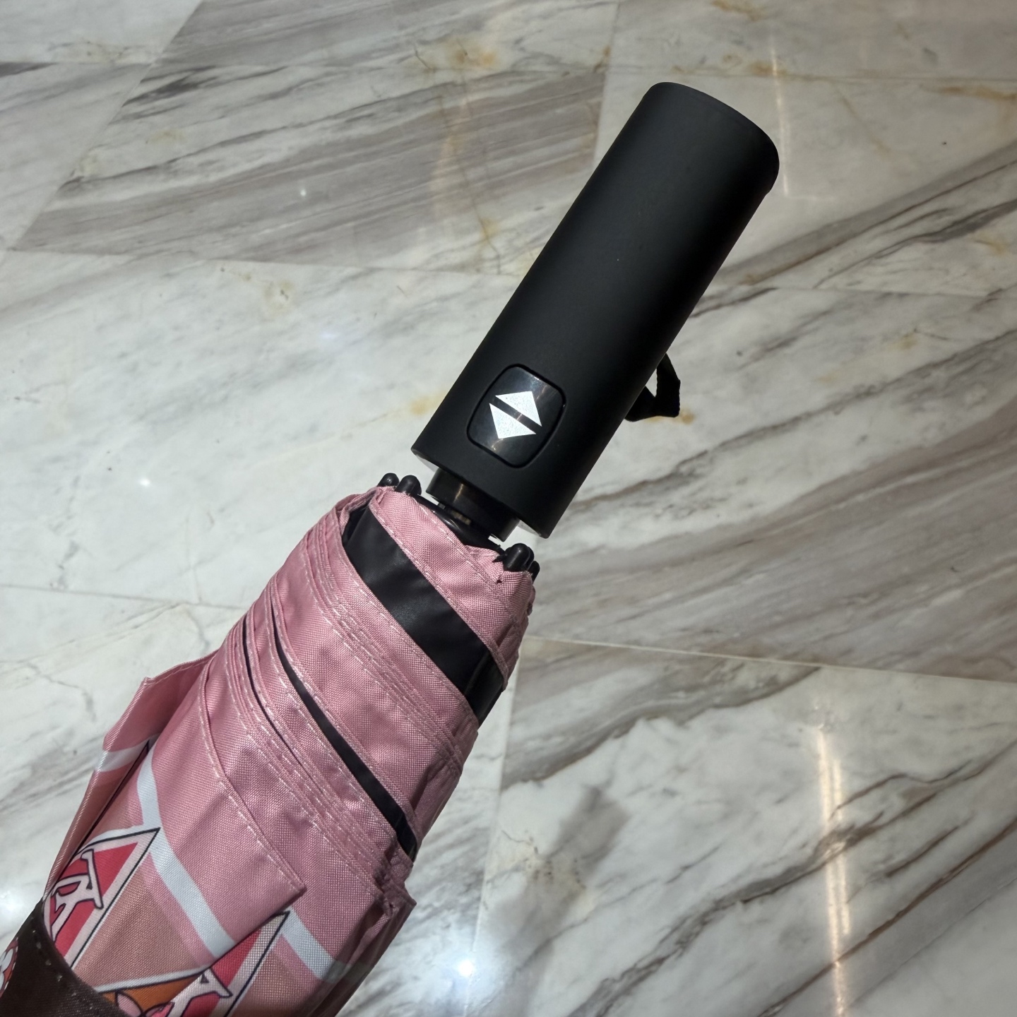 LV 路易威登三折防晒睛雨伞。。 夏季新款 全自动折叠晴雨伞 内里黑色涂层防晒有效阻隔紫外线99%，UP