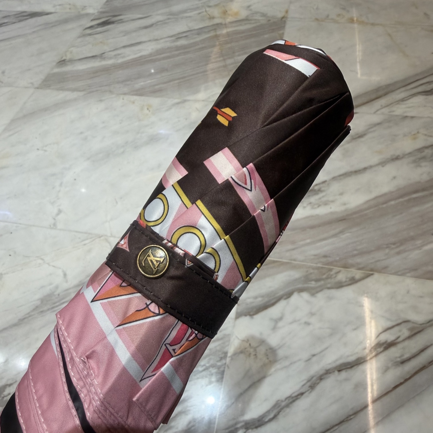 LV 路易威登三折防晒睛雨伞。。 夏季新款 全自动折叠晴雨伞 内里黑色涂层防晒有效阻隔紫外线99%，UP