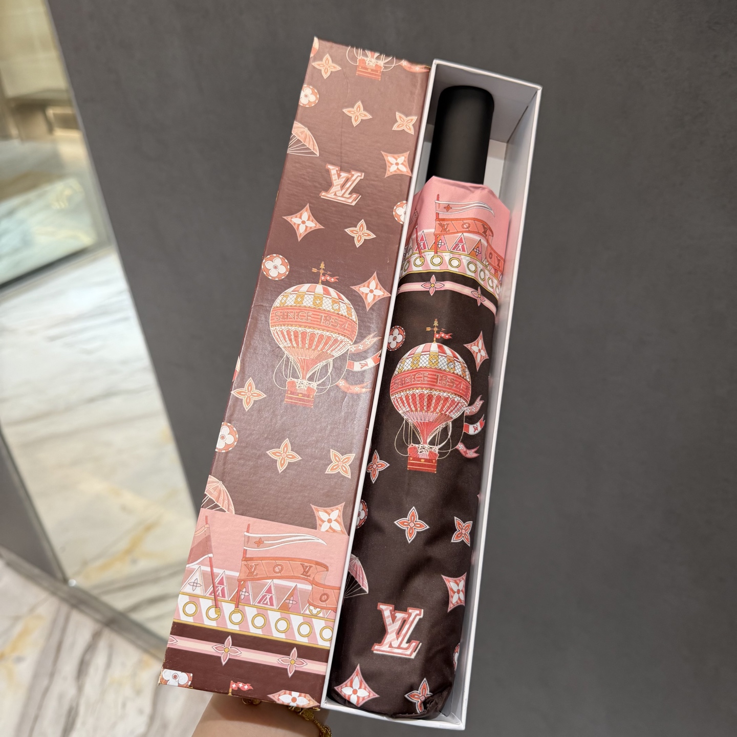 LV 路易威登三折防晒睛雨伞。。 夏季新款 全自动折叠晴雨伞 内里黑色涂层防晒有效阻隔紫外线99%，UP