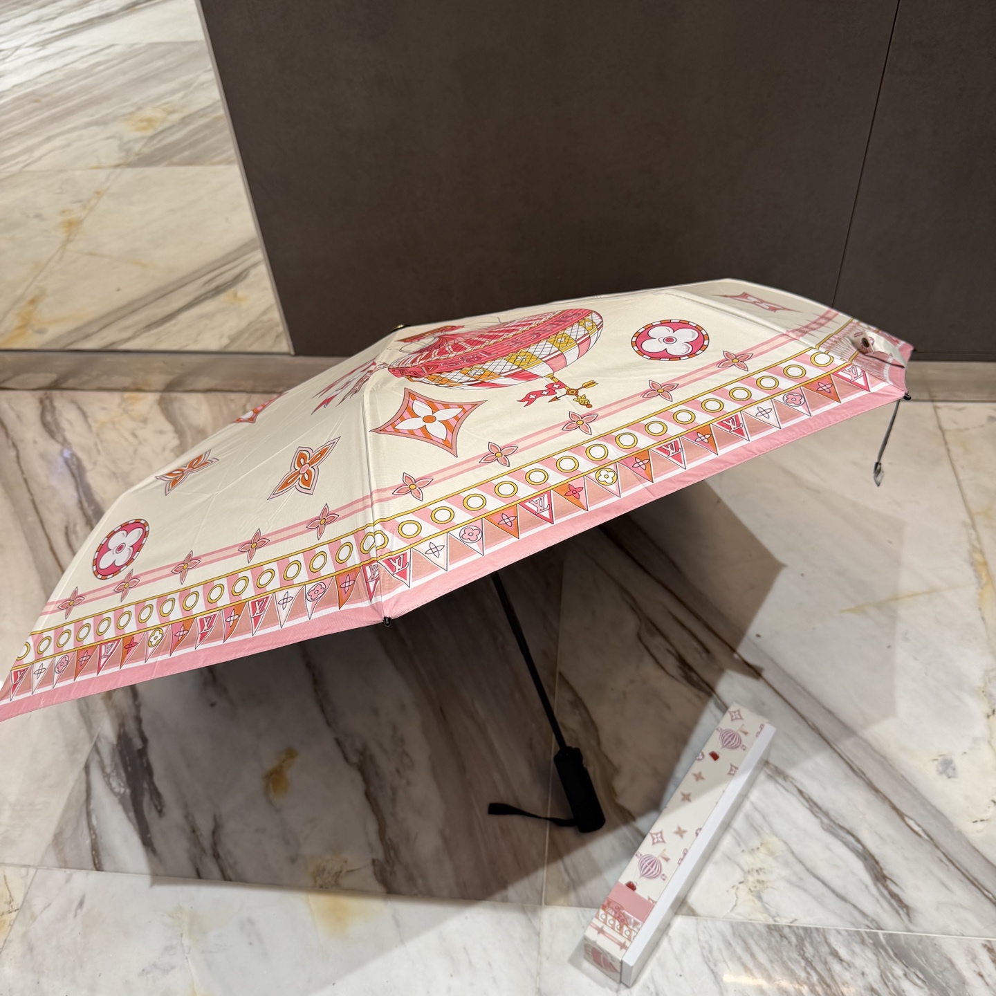 LV 路易威登三折防晒睛雨伞。。 夏季新款 全自动折叠晴雨伞 内里黑色涂层防晒有效阻隔紫外线99%，UP