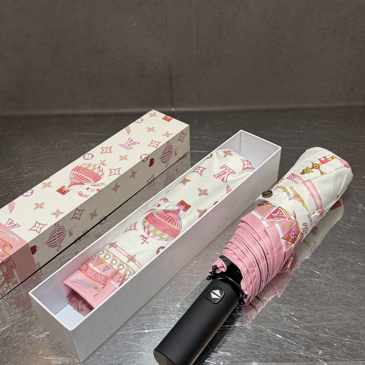 LV 路易威登三折防晒睛雨伞。。 夏季新款 全自动折叠晴雨伞 内里黑色涂层防晒有效阻隔紫外线99%，UP