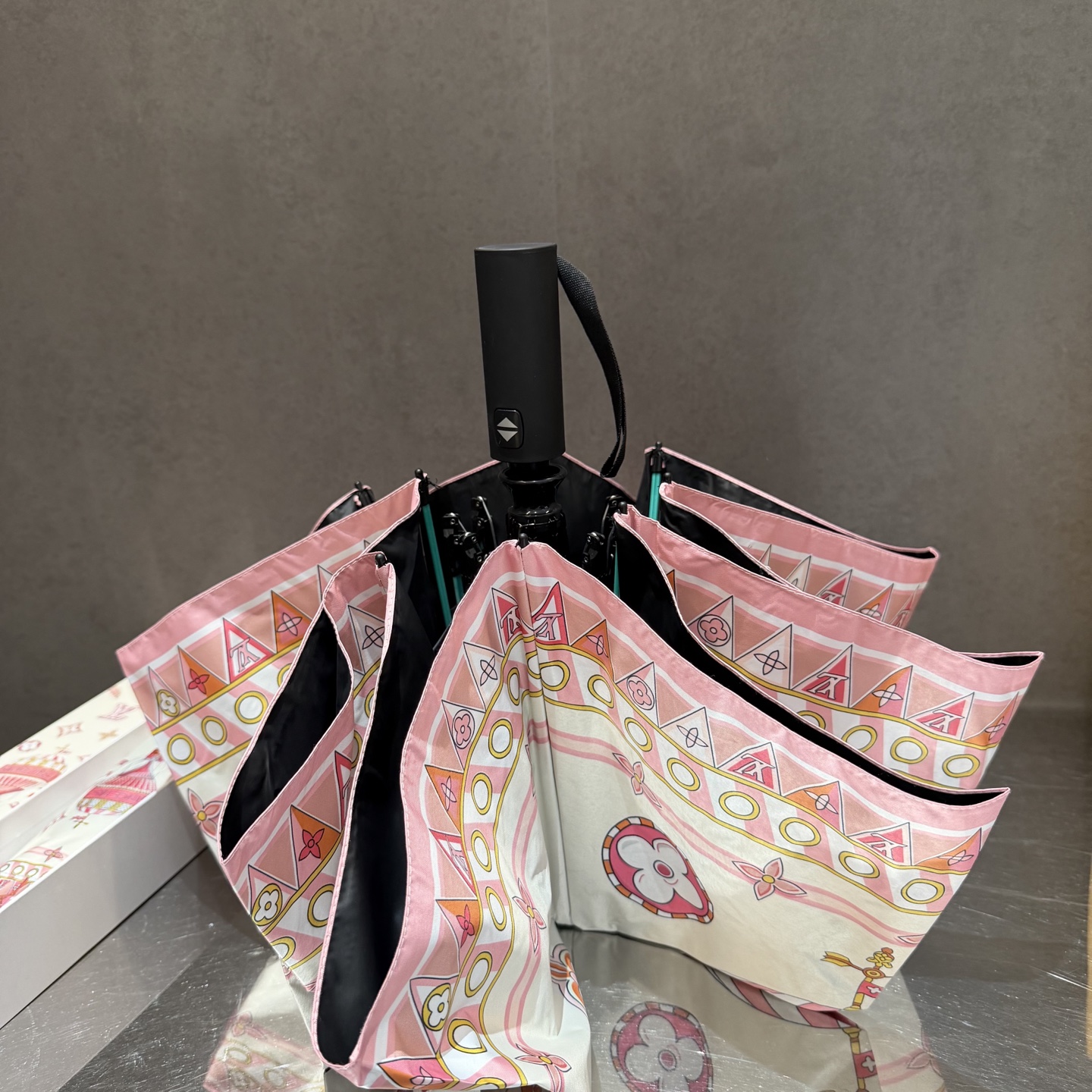 LV 路易威登三折防晒睛雨伞。。 夏季新款 全自动折叠晴雨伞 内里黑色涂层防晒有效阻隔紫外线99%，UP